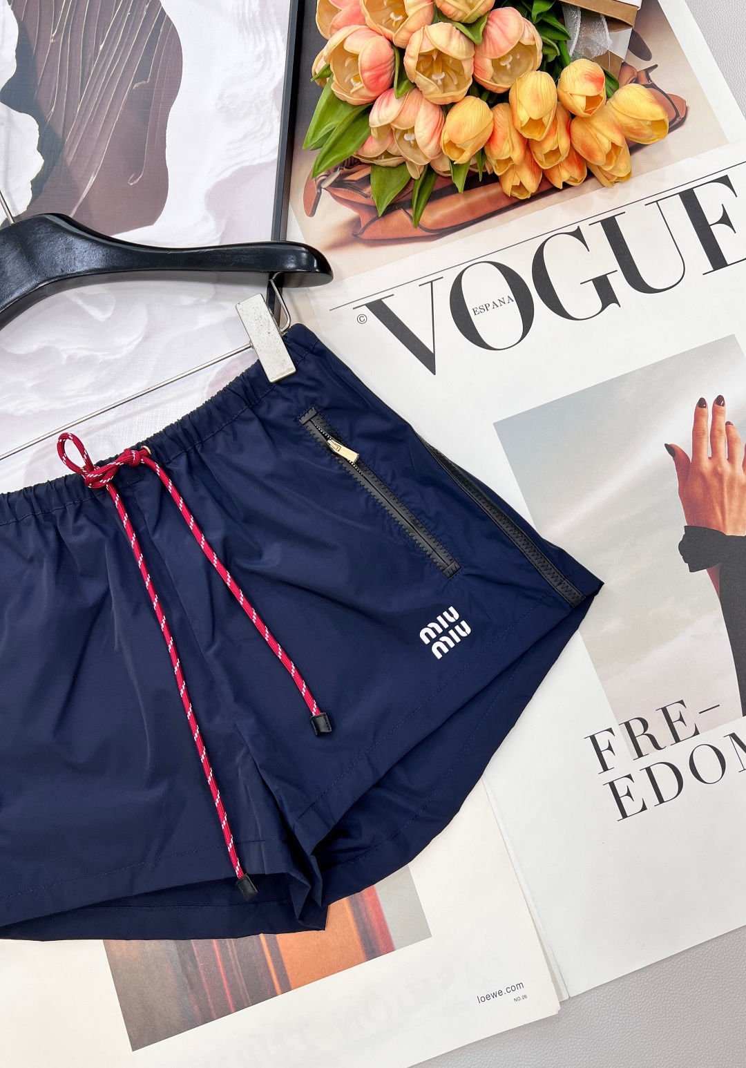 🆕MIU MIU 薄款尼龙字母防晒休闲短裤原版定制面料轻盈舒适透气质感超赞 经典连帽百搭版型减龄少女风 