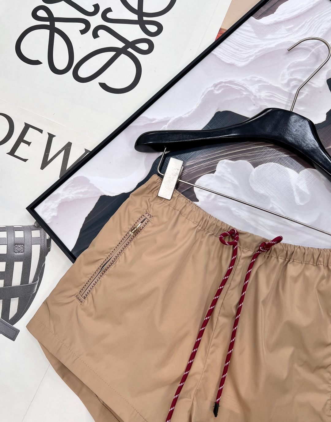 🆕MIU MIU 薄款尼龙字母防晒休闲短裤原版定制面料轻盈舒适透气质感超赞 经典连帽百搭版型减龄少女风 