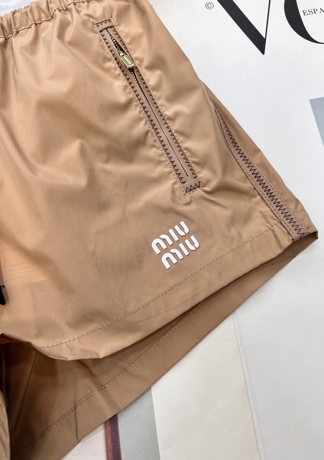 🆕MIU MIU 薄款尼龙字母防晒休闲短裤原版定制面料轻盈舒适透气质感超赞 经典连帽百搭版型减龄少女风 