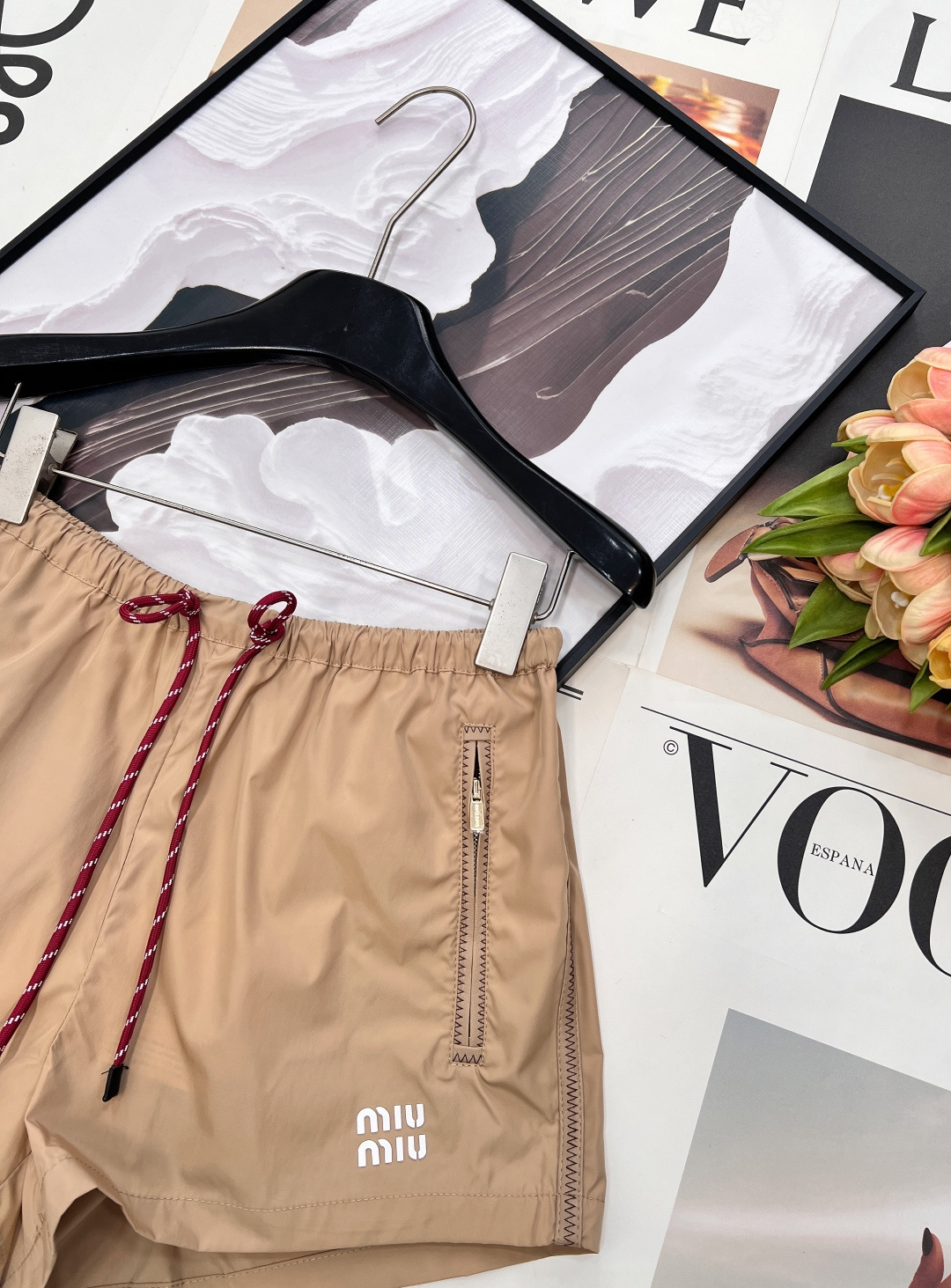🆕MIU MIU 薄款尼龙字母防晒休闲短裤原版定制面料轻盈舒适透气质感超赞 经典连帽百搭版型减龄少女风 