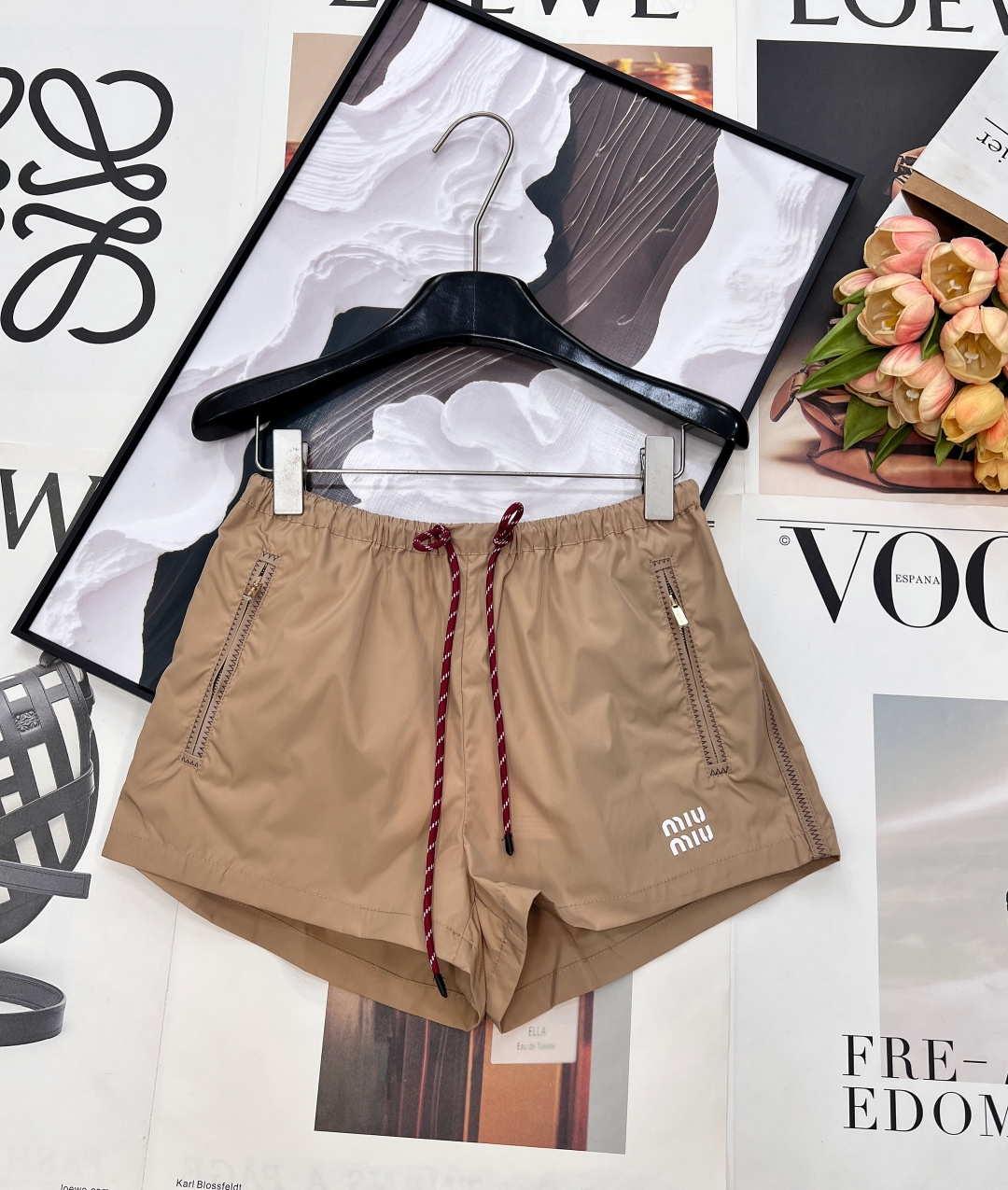 🆕MIU MIU 薄款尼龙字母防晒休闲短裤原版定制面料轻盈舒适透气质感超赞 经典连帽百搭版型减龄少女风 
