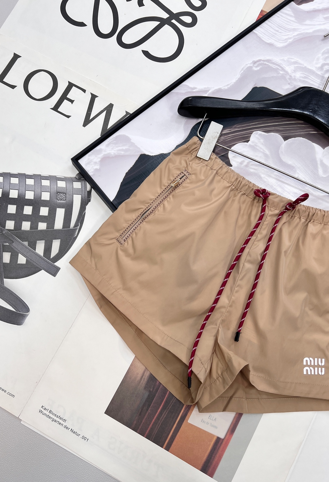 🆕MIU MIU 薄款尼龙字母防晒休闲短裤原版定制面料轻盈舒适透气质感超赞 经典连帽百搭版型减龄少女风 