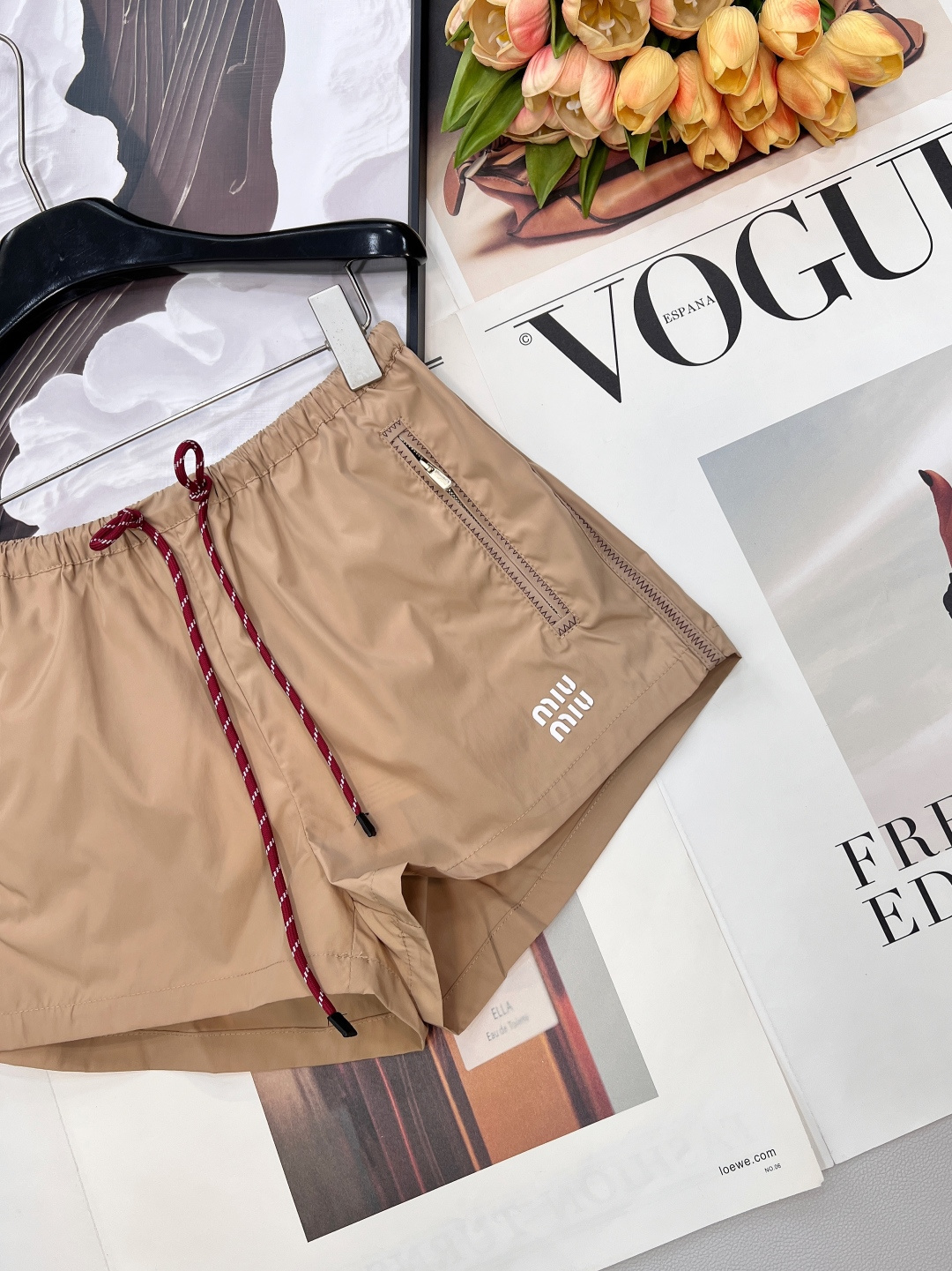🆕MIU MIU 薄款尼龙字母防晒休闲短裤原版定制面料轻盈舒适透气质感超赞 经典连帽百搭版型减龄少女风 