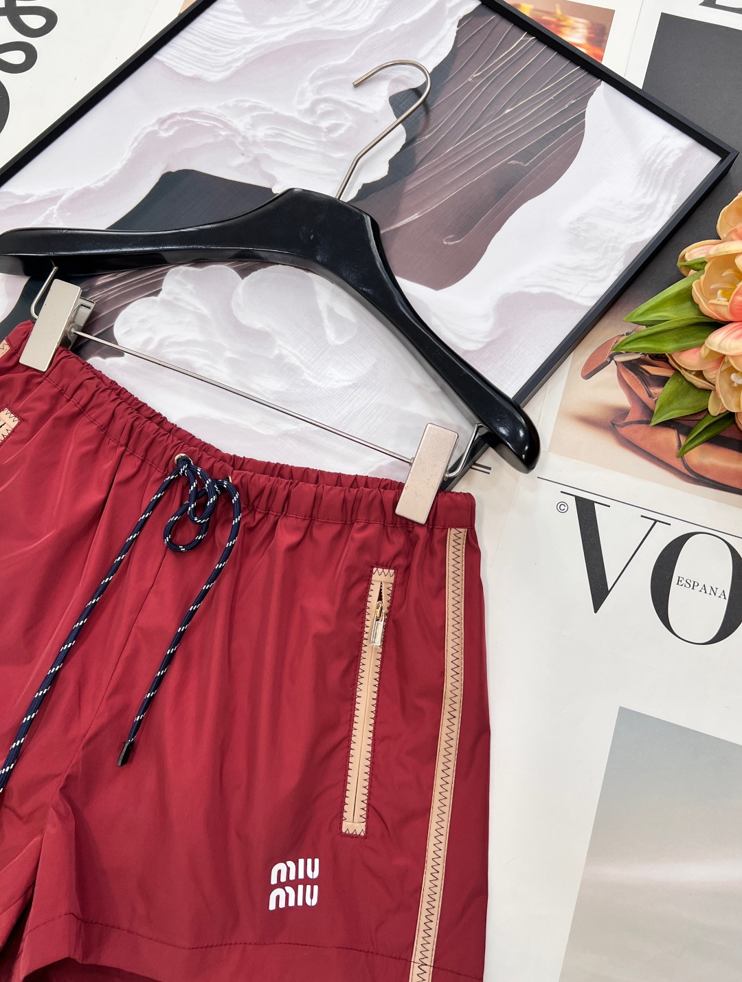 🆕MIU MIU 薄款尼龙字母防晒休闲短裤原版定制面料轻盈舒适透气质感超赞 经典连帽百搭版型减龄少女风 