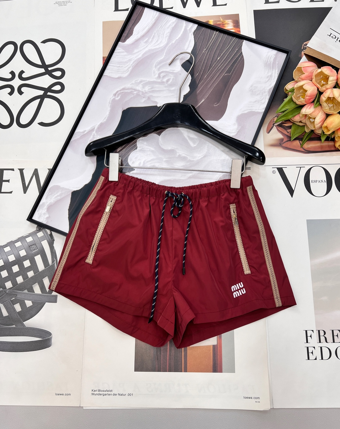 NO:737996,MIU MIU thin nylon lettered sun protection casual shorts. The original customized fabric is light, comfortable, breathable and has a great texture. The classic hooded and versatile version has an age-reducing girlish style. It is fashionable and handsome with a leather lip red webbing, which is sweet and salty!  It’s versatile and doesn’t pick anyone, so don’t miss it if you have a beautiful upper body!  Summer wear is casual and lazy, the retro color design is simple and unique, and it is very wearable!  Super popular style. The jacket is ok with matching jacket, shorts, and long skirt. It has a girlish look full of vitality. It can be sweet or salty. It is a complete set that looks fashionable and reduces age. It is a high-end fashionable jacket, shorts, and long skirt. It has three standards and three colors!  Size sml,,miumiu,skirts,shorts,jackets & coats,hats,19860909MIU MIU 薄款尼龙字母防晒休闲短裤 原版定制面料轻盈舒适透气质感超赞 经典连帽百搭版型减龄少女风 搭配皮口红色织带时髦帅气可甜可盐！百搭不挑人上身美的不要不要的！ 夏日穿搭随性慵懒感 复古配色设计风格简约独特 实穿性很好！ 超级爆款 外套搭配同款外套短裤 长款半裙都ok 元气满满的少女感 可甜可盐 成套出街洋气减龄 高级时髦外套 短裤 长裙,三标齐全,三色出！ 尺码sml 编,,miumiu,skirts,shorts,jackets & coats,hats,,Women's clothing