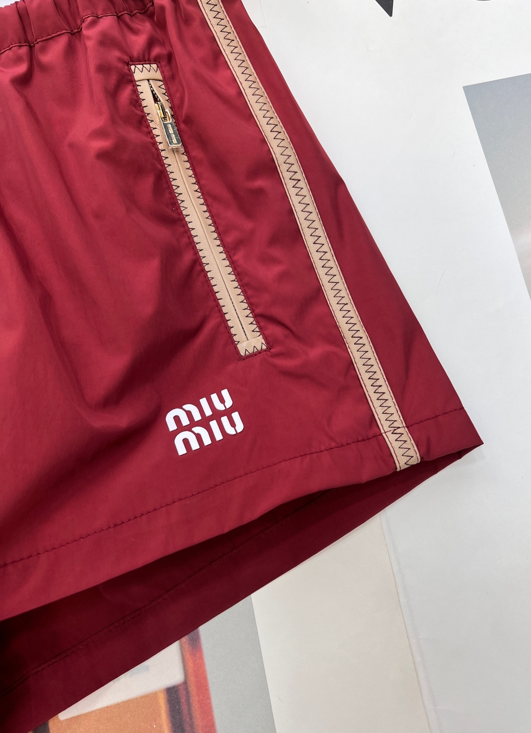 🆕MIU MIU 薄款尼龙字母防晒休闲短裤原版定制面料轻盈舒适透气质感超赞 经典连帽百搭版型减龄少女风 