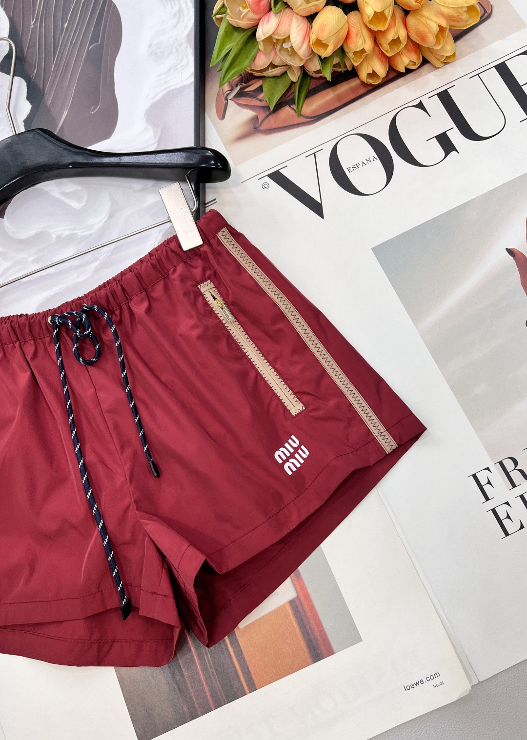 🆕MIU MIU 薄款尼龙字母防晒休闲短裤原版定制面料轻盈舒适透气质感超赞 经典连帽百搭版型减龄少女风 