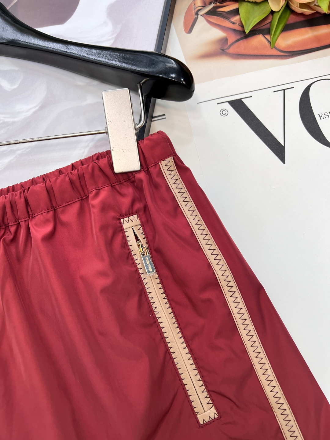 🆕MIU MIU 薄款尼龙字母防晒休闲短裤原版定制面料轻盈舒适透气质感超赞 经典连帽百搭版型减龄少女风 