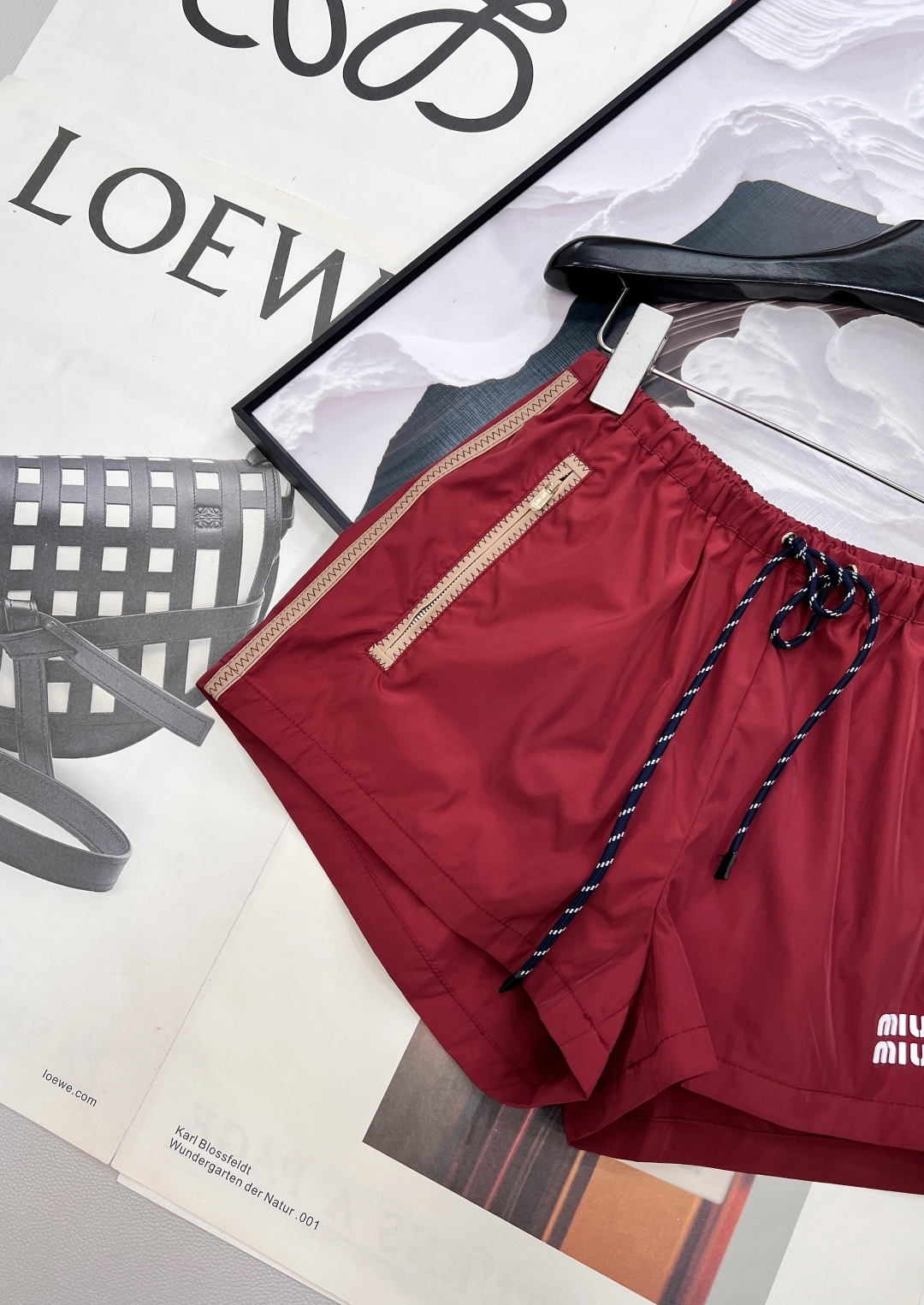 🆕MIU MIU 薄款尼龙字母防晒休闲短裤原版定制面料轻盈舒适透气质感超赞 经典连帽百搭版型减龄少女风 