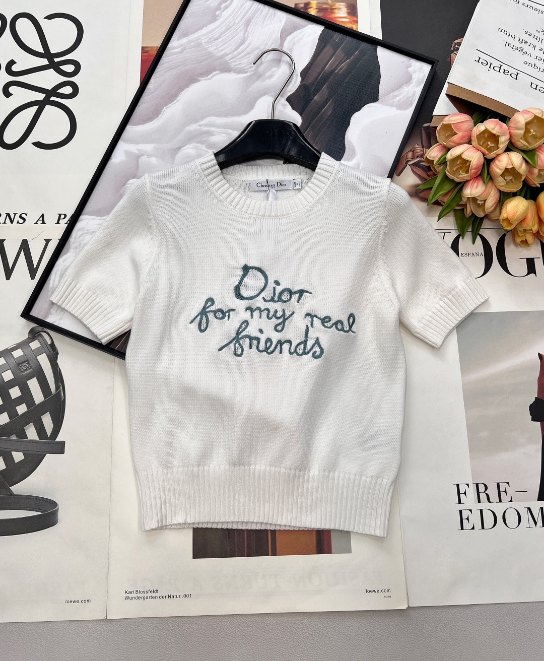 NO:738856,Dior's new contrasting letter embroidered round neck knitted short-sleeves are a timeless and high-end item in your wardrobe. The milky white base is paired with the iconic 'Dior for my real'  'Friends' embroidery uses neat lines to outline the French casual style, which is simple yet recognizable. The fine knitted fabric is selected, soft, skin-friendly and breathable, and the slim tailoring can modify the body shape just right. Wear it alone for a refined commuting style, or layer it  A suit or denim jacket can unlock a retro accent. Whether paired with a high-waisted skirt or straight-leg jeans, you can easily achieve a sense of relaxation and sophistication, bringing a high-end aura to every appearance. Easily wear the texture of a big-name brand, and you won’t lose money with your eyes closed!  All three standards are complete, and the goods will be shipped in large quantities!  Size sml code,,dior,skirts,jeans,jackets & coats,T-shirt,business suit,19860909Dior新款撞色字母刺绣圆领针织短袖,衣橱里永不过时的高级感单品.奶白色基底搭配标志性“Dior for my real friends”刺绣,用利落的线条勾勒出法式随性,简约却自带辨识度.甄选细腻针织面料,软糯亲肤又透气,修身剪裁恰到好处地修饰身形,单穿是精致通勤风,叠穿西装或牛仔外套又能解锁复古腔调.无论是搭配高腰半裙还是直筒牛仔裤,都能轻松拿捏松弛感与精致感,让每一次出场都自带高级气场.轻松穿出大牌质感,闭眼入不亏！三标齐全,大货出！ 尺码sml 编码,,dior,skirts,jeans,jackets & coats,T-shirt,business suit,,Women's clothing