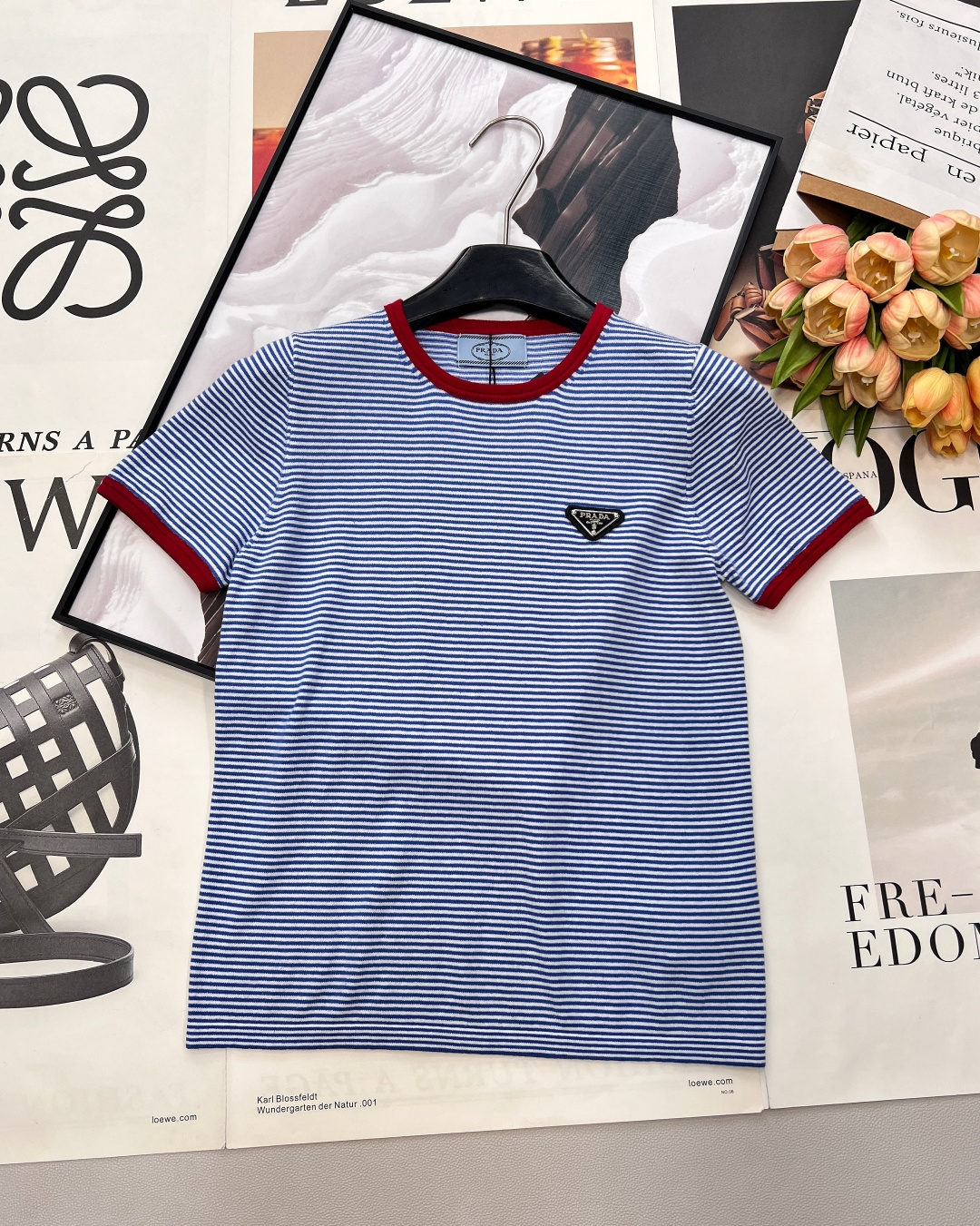 NO:738862,Prada's new striped short-sleeves, red and blue contrast + triangle logo, the classic blue and white stripes bring a refreshing atmosphere, and the red rib contrast design on the collar and cuffs instantly breaks the monotony and becomes an eye-catching highlight. The iconic triangle logo on the chest low-key highlights the brand identity, with both texture and recognition. Select soft and waxy  Knitted fabric is skin-friendly, breathable and drapey. The round neck and short sleeves are neatly tailored and slim fit. Wearing them alone is a refreshing and casual style. Layering them with a denim jacket or a knitted cardigan can unlock a retro accent. Whether paired with denim shorts, pleated skirts or wide-leg pants, you can easily achieve a sense of summer fashion. Hot-selling items are in stock quickly, so don’t be slow!  All three standards are complete, and the goods will be shipped in large quantities!  Size sml code P,,prada,skirts,shorts,jackets & coats,T-shirt,19860909Prada新款条纹短袖,红蓝撞色+三角徽标,经典蓝白条纹自带清爽氛围感,领口与袖口的红色罗纹撞色设计,瞬间打破单调,成为吸睛亮点.胸前标志性三角徽标,低调彰显品牌身份,质感与辨识度并存.甄选软糯针织面料,亲肤透气又有垂坠感,圆领短袖剪裁利落修身,单穿是元气休闲风,叠穿牛仔外套或针织开衫又能解锁复古腔调.无论是搭配牛仔短裤、百褶裙还是阔腿裤,都能轻松拿捏夏日时尚感,爆款现货速抢,手慢无！三标齐全,大货出！ 尺码sml 编码P,,prada,skirts,shorts,jackets & coats,T-shirt,,Women's clothing