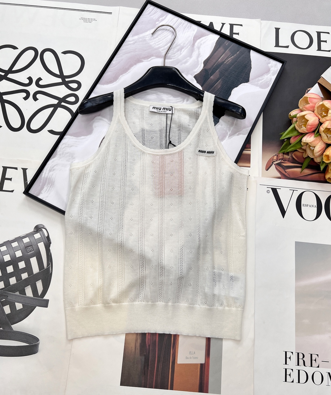 NO:739307,MIUMIU hollow letter patch knitted vest, fresh and energetic for girls, refreshing and clean color scheme, super flattering to skin tone, absolutely popular style!  The preferred material for summer wear. Decorated with letter patterns on the chest. Hollow texture. The cute belt has a little sexy look. The upper body is super slim. It is comfortable and breathable. The upper body is gentle and high-end. It looks sweet and attractive, and it is age-reducing and playful. The shape is relaxed and concave, comfortable and casual ~ a must-have fashionable and high-end item for white and rich women!  The upper body is very slim. Versatile fashion item. It can be paired with jeans for daily use. yyds A must-have item for hot girls!  All three standards are complete, and the goods will be shipped in large quantities!  Size sml code M,,miumiu,jeans,19860909MIUMIU 镂空字母贴片针织背心 少女清新活力 清爽干净的配色 ,超级衬肤色 绝对的人气单品款式！ 夏日穿搭首选材质 饰以胸前字母图案装饰 镂空肌理 俏皮带有小性感 版型上身超级显瘦 舒适又透气 上身温柔高级 显得甜腻动人,又减龄俏皮 造型轻松凹,自在又随性～白富美必备时髦高级单品！ 上身非常显瘦 百搭时尚单品 日常搭配牛仔裤yyds 辣妹必备单品！三标齐全,大货出！ 尺码sml 编码M,,miumiu,jeans,,Women's clothing