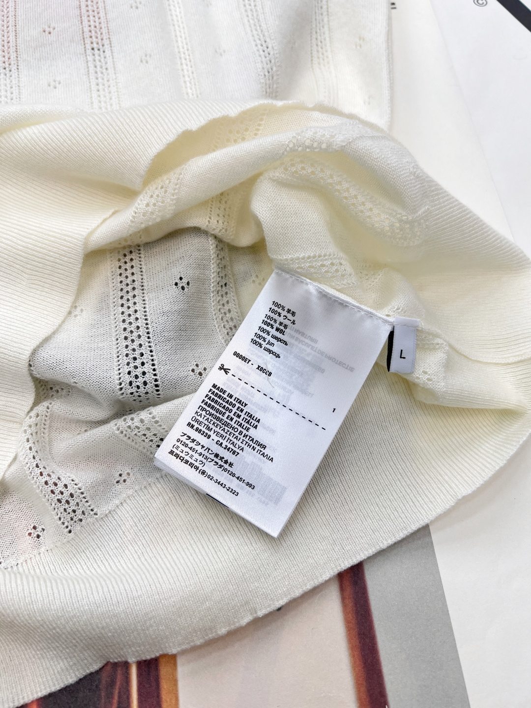 🆕 MIUMIU 镂空字母贴片针织背心少女清新活力 清爽干净的配色 ，超级衬肤色 绝对的人气单品款式！夏