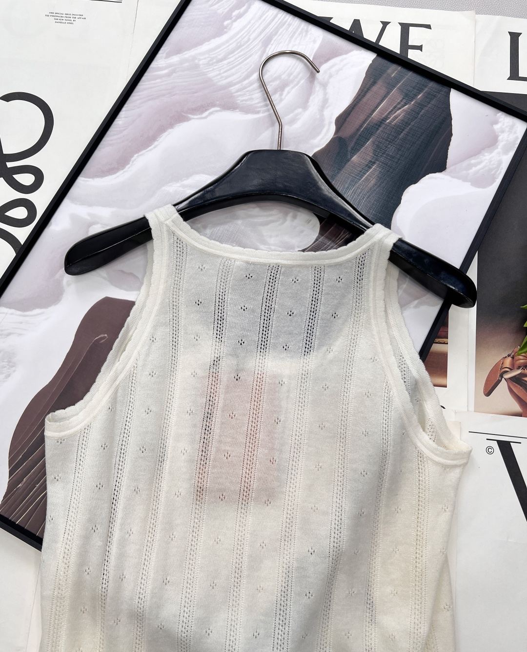 🆕 MIUMIU 镂空字母贴片针织背心少女清新活力 清爽干净的配色 ，超级衬肤色 绝对的人气单品款式！夏