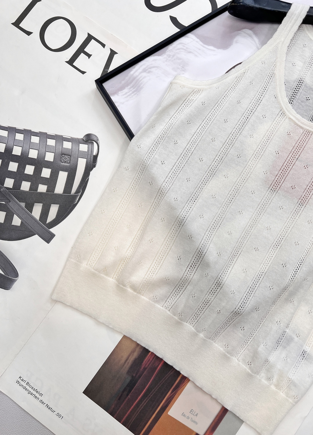 🆕 MIUMIU 镂空字母贴片针织背心少女清新活力 清爽干净的配色 ，超级衬肤色 绝对的人气单品款式！夏