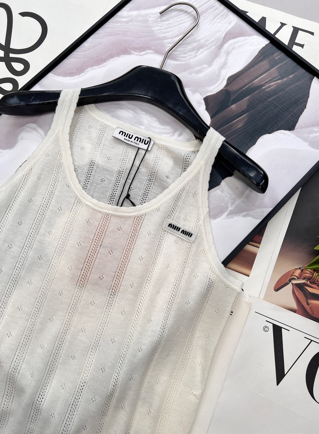 🆕 MIUMIU 镂空字母贴片针织背心少女清新活力 清爽干净的配色 ，超级衬肤色 绝对的人气单品款式！夏
