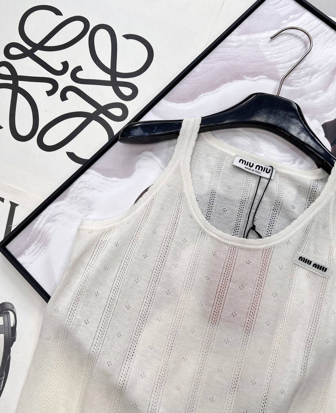🆕 MIUMIU 镂空字母贴片针织背心少女清新活力 清爽干净的配色 ，超级衬肤色 绝对的人气单品款式！夏