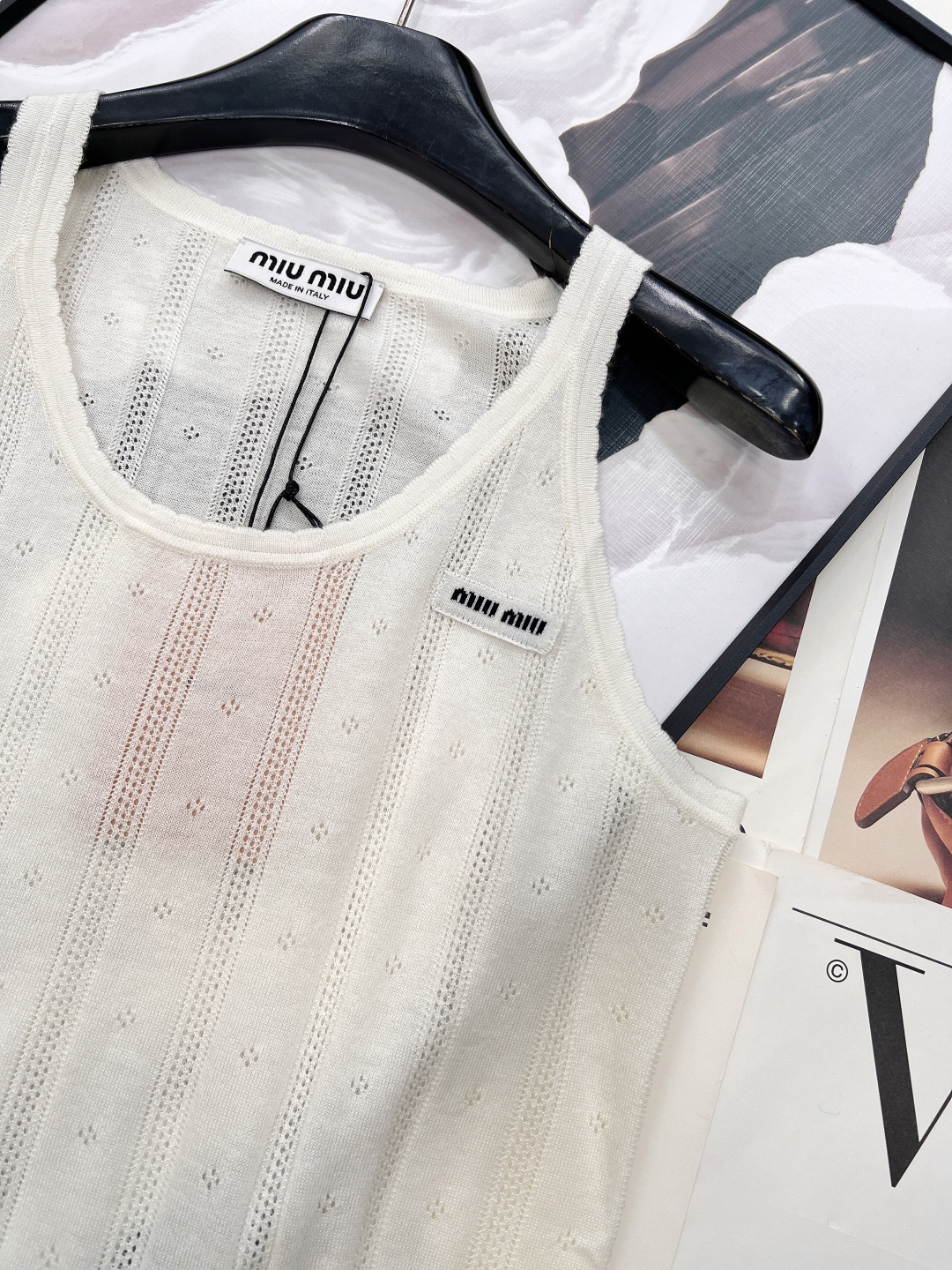🆕 MIUMIU 镂空字母贴片针织背心少女清新活力 清爽干净的配色 ，超级衬肤色 绝对的人气单品款式！夏