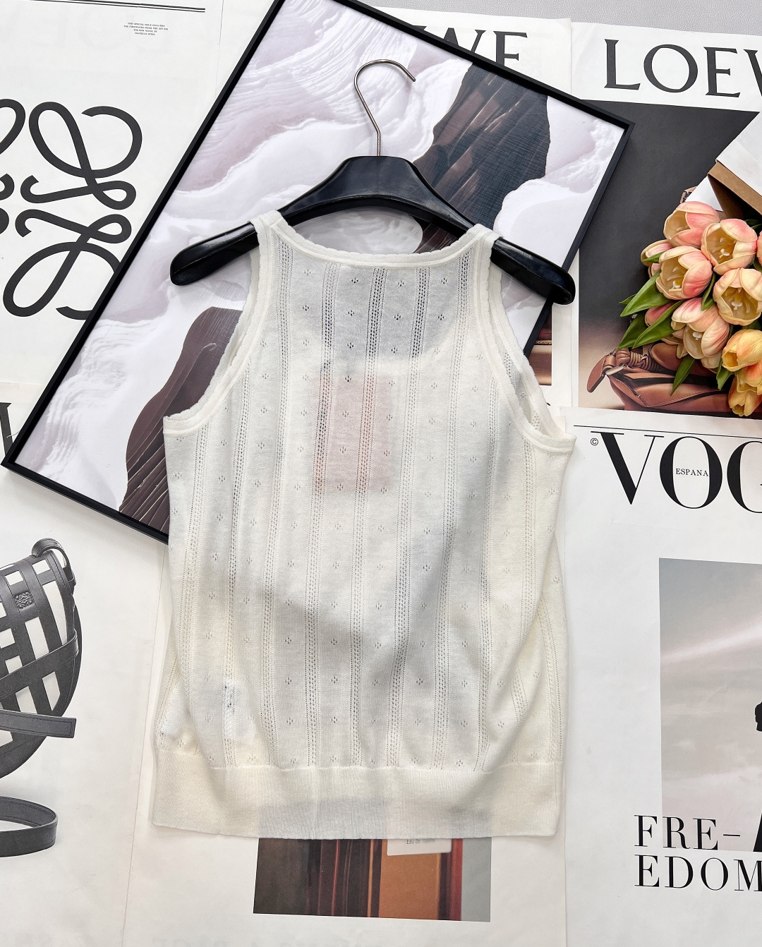 🆕 MIUMIU 镂空字母贴片针织背心少女清新活力 清爽干净的配色 ，超级衬肤色 绝对的人气单品款式！夏