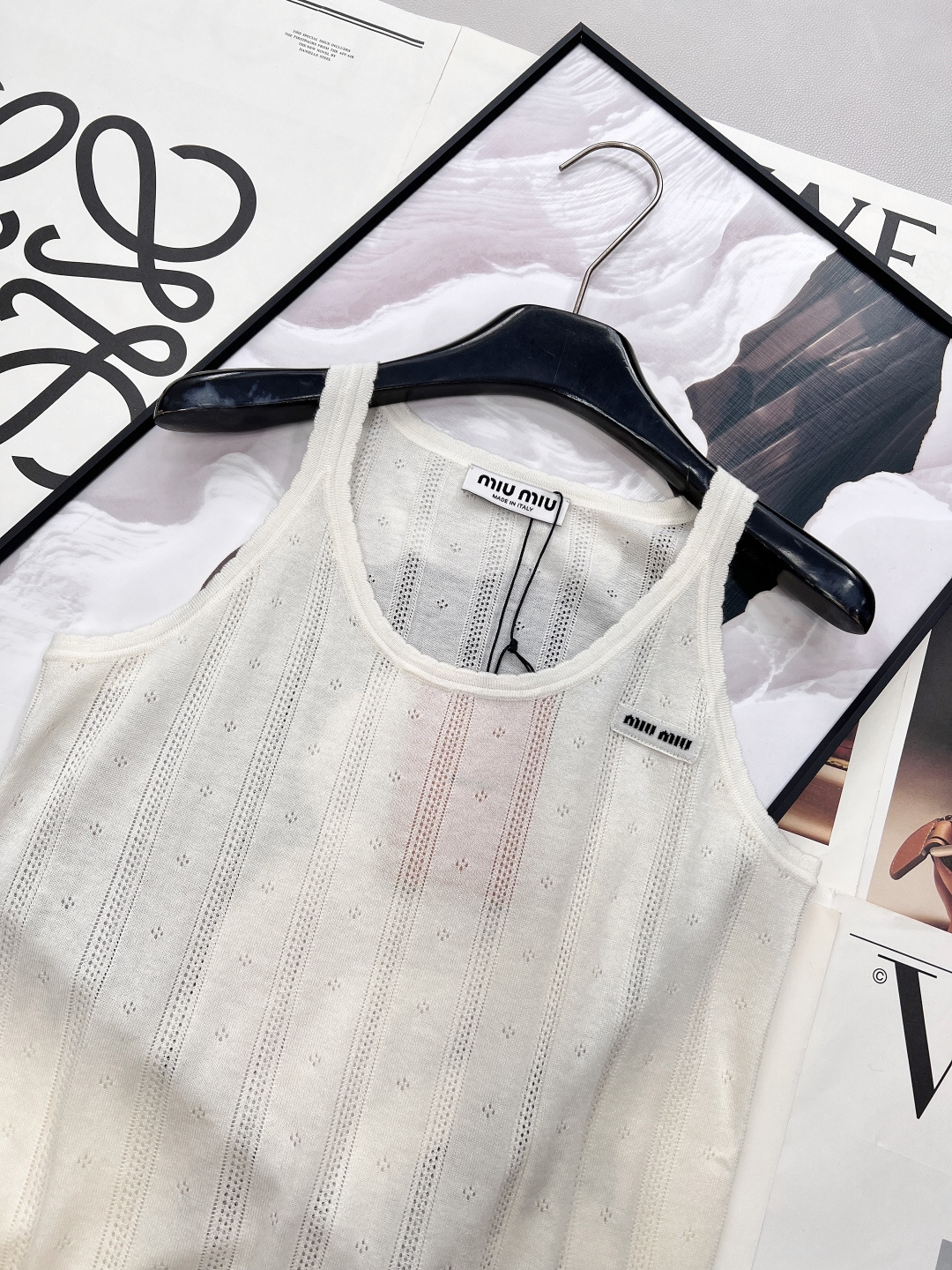 🆕 MIUMIU 镂空字母贴片针织背心少女清新活力 清爽干净的配色 ，超级衬肤色 绝对的人气单品款式！夏
