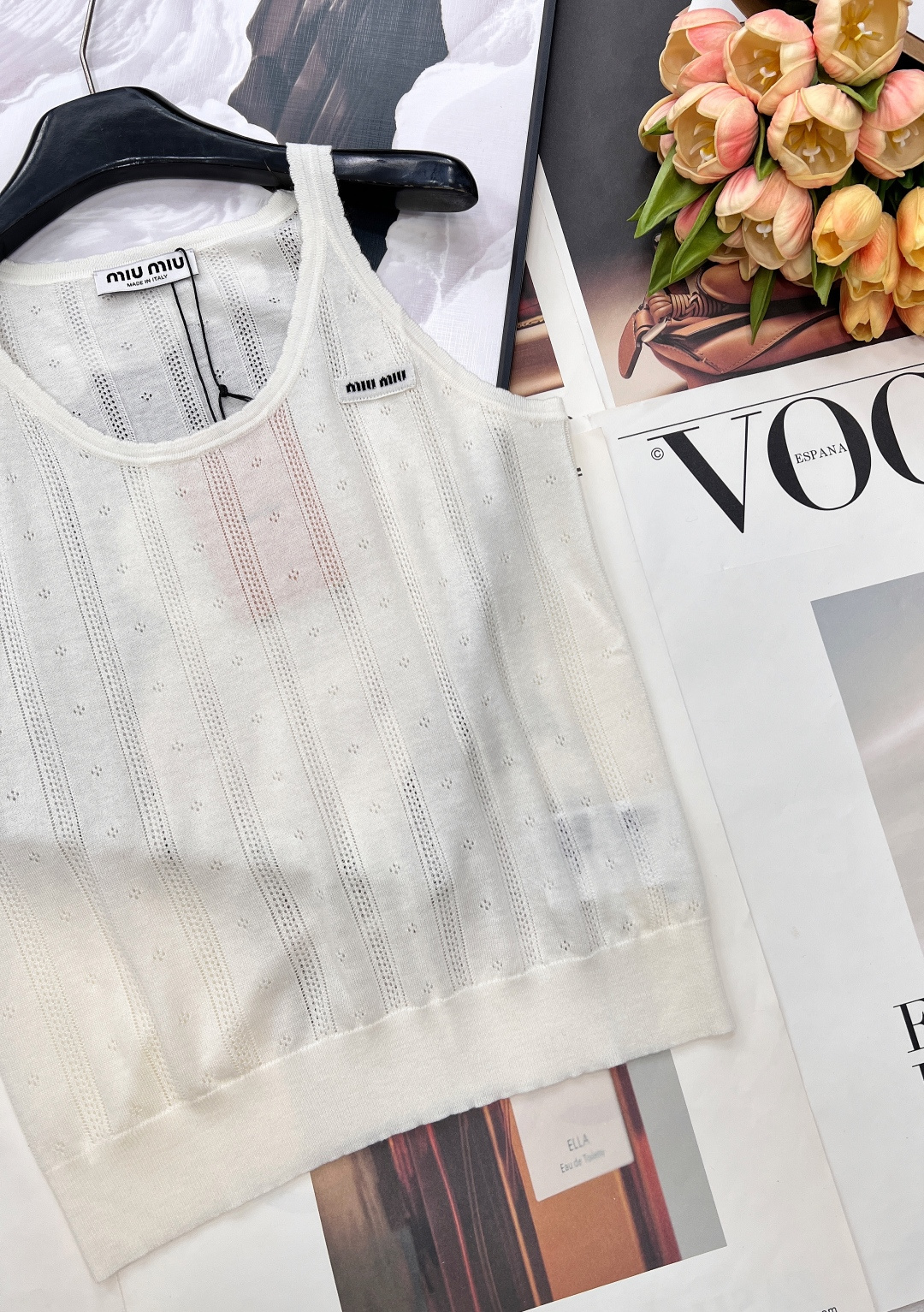 🆕 MIUMIU 镂空字母贴片针织背心少女清新活力 清爽干净的配色 ，超级衬肤色 绝对的人气单品款式！夏