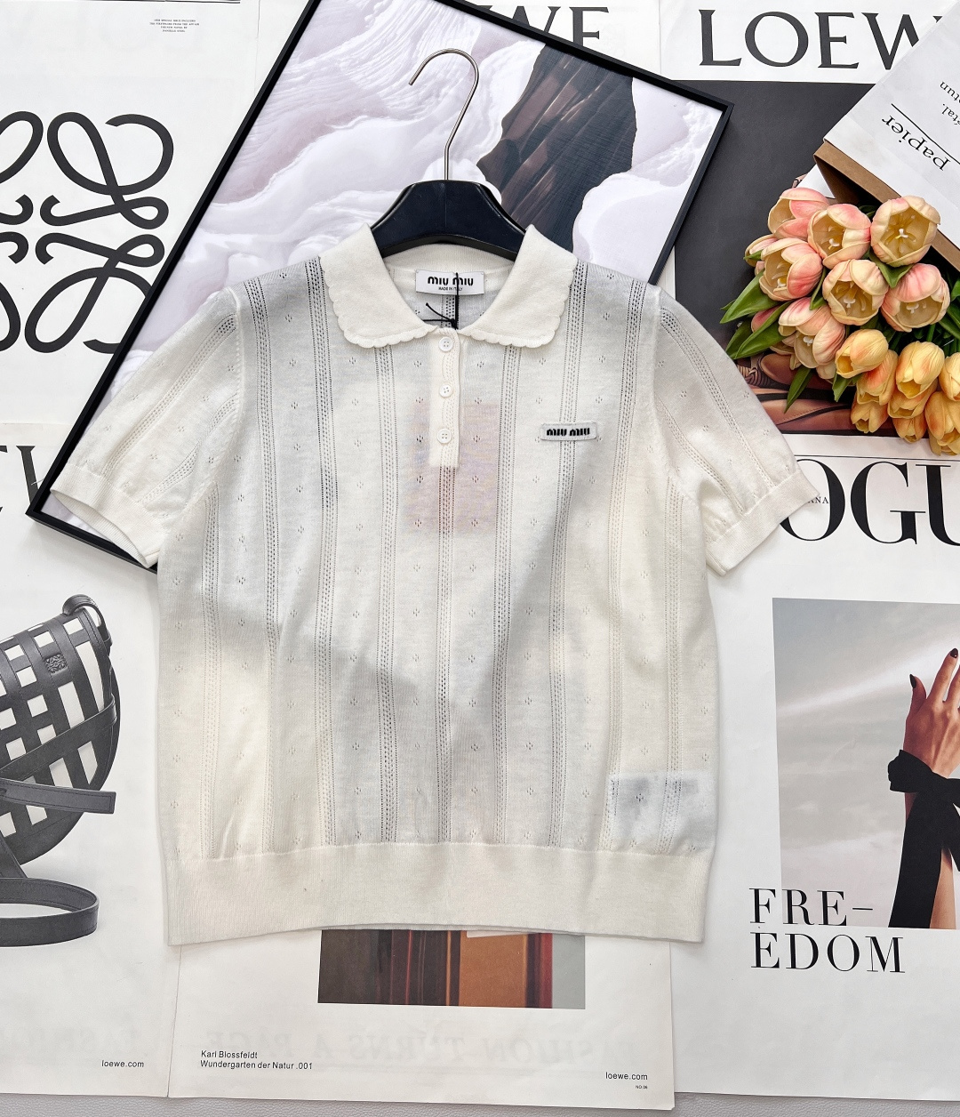NO:739313,MIUMIU Letter Logo Hollow Doll Lapel Knitted Sweater Short Sleeves Lazy and sophisticated coexist, with 'off-white gentle tone' as the keynote, and 'Hollow Vertical Stripe Jacquard' design, the details are full of high-end. Wool material is comfortable and breathable. The doll lapel is neatly and elegantly cut, and the letter logo is embellished to show the brand style in a low-key manner. Whether worn alone or layered, it can be easily controlled for intellectual commuting or romantic date style. White is simple, clean and stylish without losing style.  The upper body is full of vitality, full of pure desire and a sense of wealth, fashionable and innocent college atmosphere ~ gentleness and sophistication intertwined, laziness and elegance coexist. Complete with three standards, large quantities of goods!  Size sml code,,miumiu,T-shirt,19860909MIUMIU 字母徽标镂空娃娃翻领针织衫短袖 慵懒与精致并存,以 “米白温柔色调”为基调,搭配 “镂空竖条纹提花” 设计,细节处尽显高级感 羊毛材质 舒适又透气 娃娃翻领剪裁利落优雅,字母徽标点缀 低调彰显品牌格调,无论是单穿还是叠搭,都能轻松驾驭 知性通勤或浪漫约会风格.  白色简约干净利落又不失格调 上身元气感满满 纯欲又显贵千金感满满 时髦又天真学院气息～ 温柔与精致交织,慵懒与优雅并存.三标齐全,大货出！ 尺码sml 编码,,miumiu,T-shirt,,Women's clothing