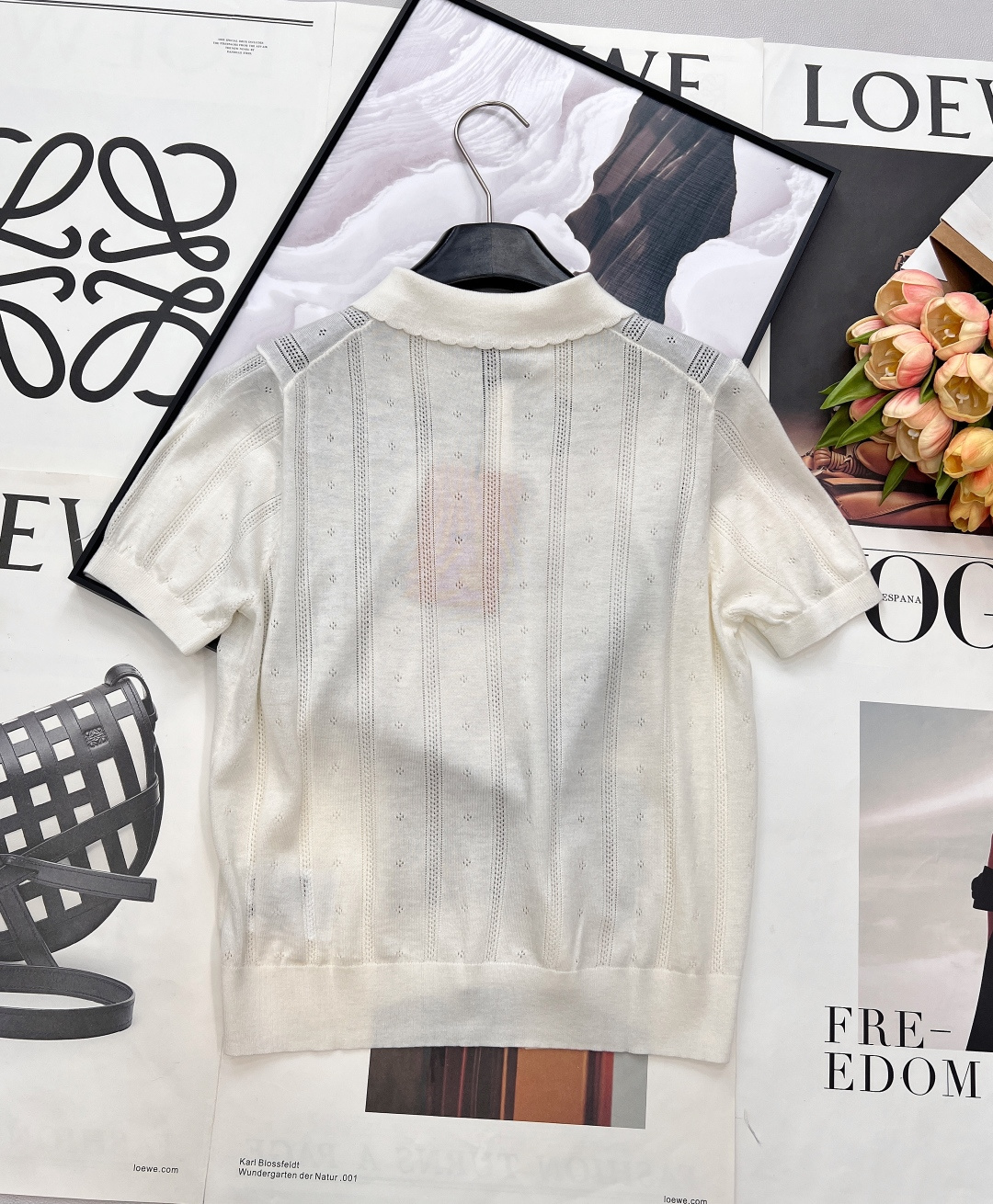 🆕 MIUMIU 字母徽标镂空娃娃翻领针织衫短袖慵懒与精致并存，以 “米白温柔色调”为基调，搭配 “镂空