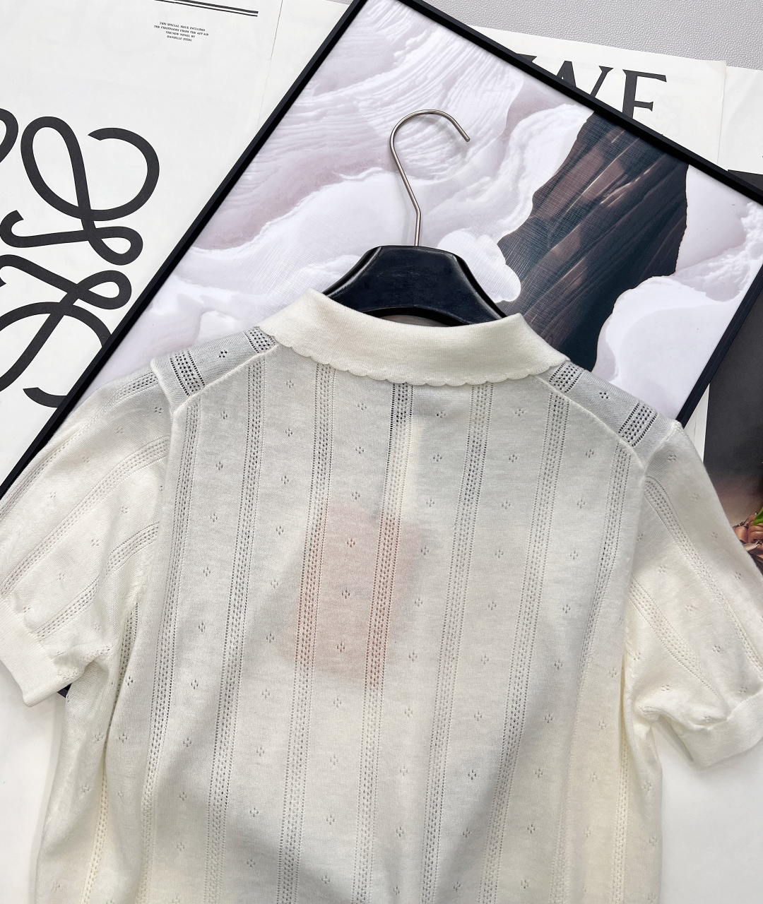 🆕 MIUMIU 字母徽标镂空娃娃翻领针织衫短袖慵懒与精致并存，以 “米白温柔色调”为基调，搭配 “镂空
