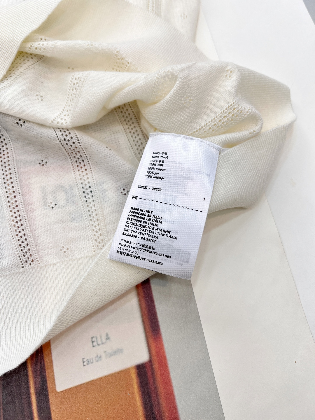 🆕 MIUMIU 字母徽标镂空娃娃翻领针织衫短袖慵懒与精致并存，以 “米白温柔色调”为基调，搭配 “镂空