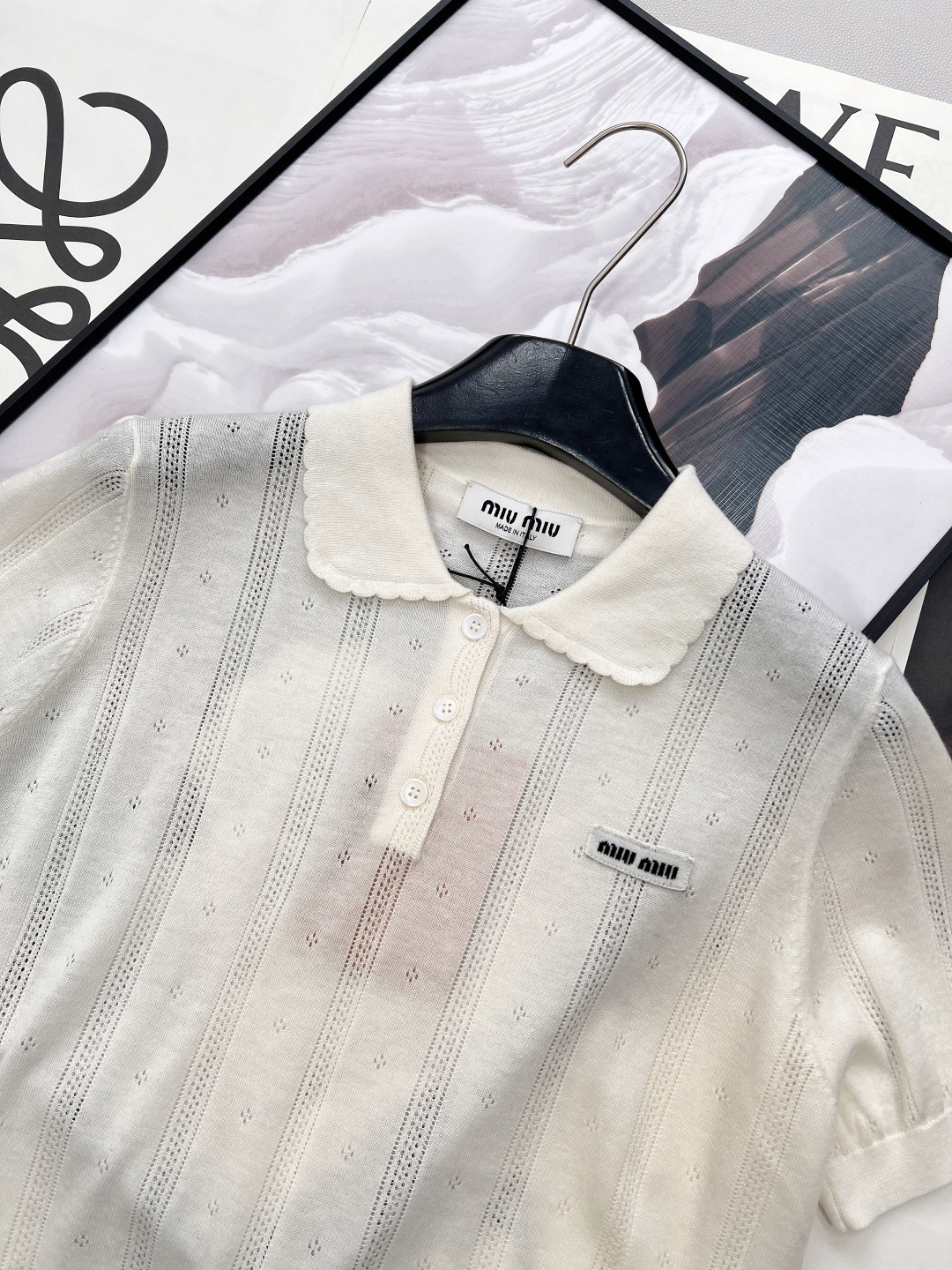 🆕 MIUMIU 字母徽标镂空娃娃翻领针织衫短袖慵懒与精致并存，以 “米白温柔色调”为基调，搭配 “镂空