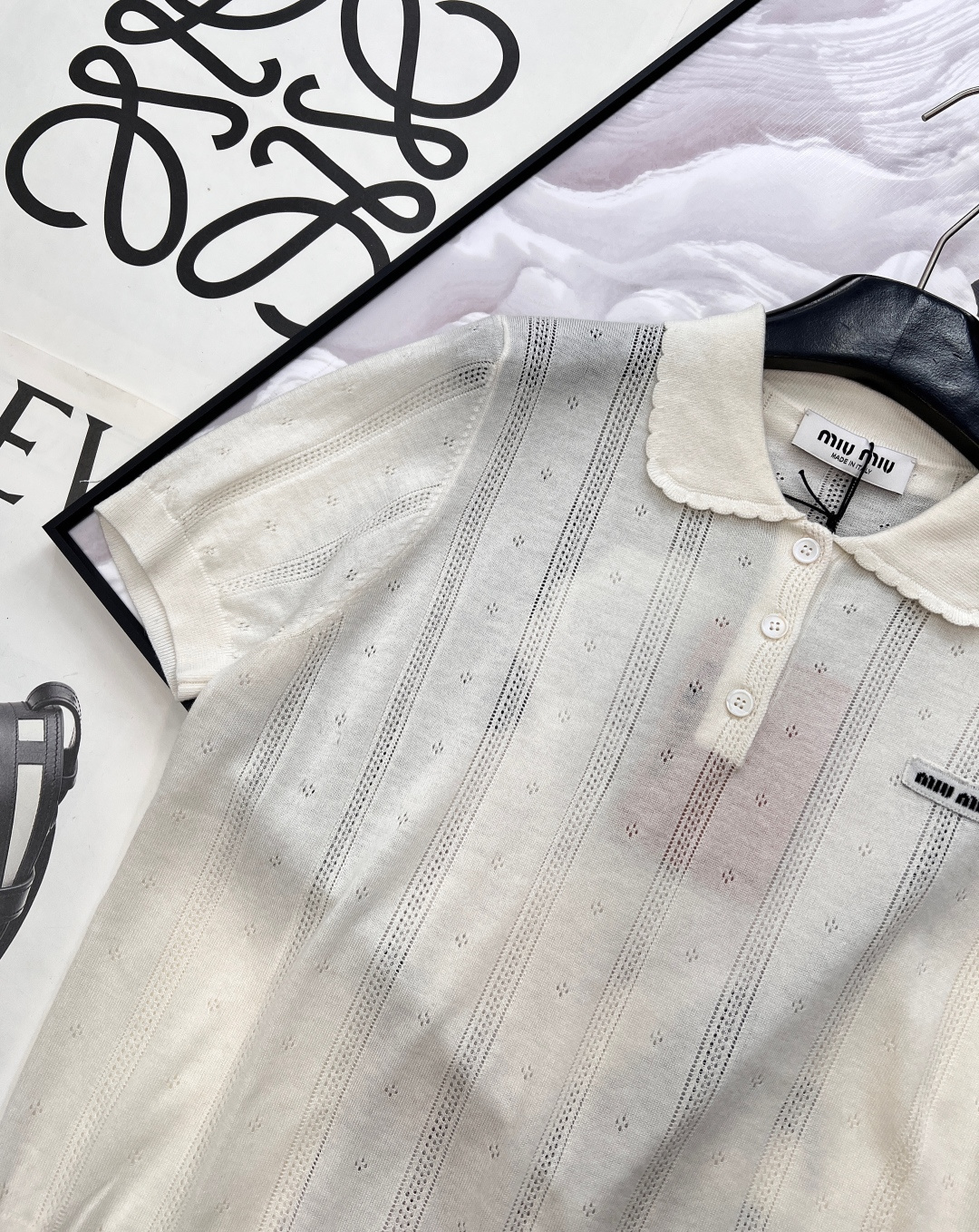 🆕 MIUMIU 字母徽标镂空娃娃翻领针织衫短袖慵懒与精致并存，以 “米白温柔色调”为基调，搭配 “镂空