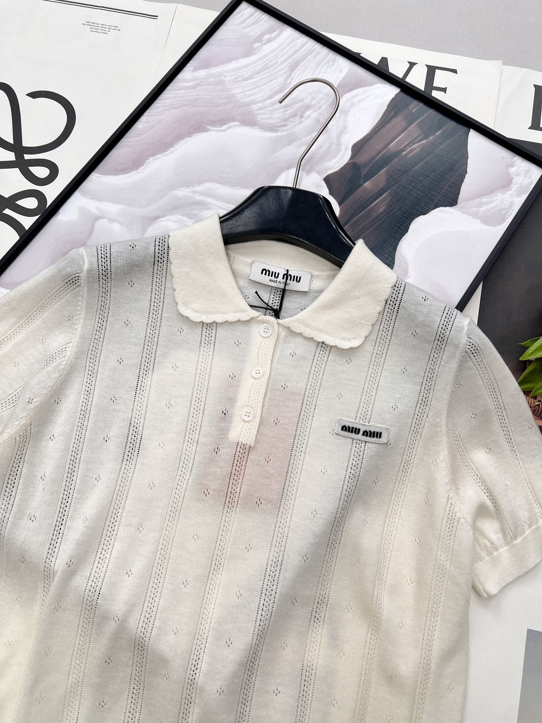 🆕 MIUMIU 字母徽标镂空娃娃翻领针织衫短袖慵懒与精致并存，以 “米白温柔色调”为基调，搭配 “镂空