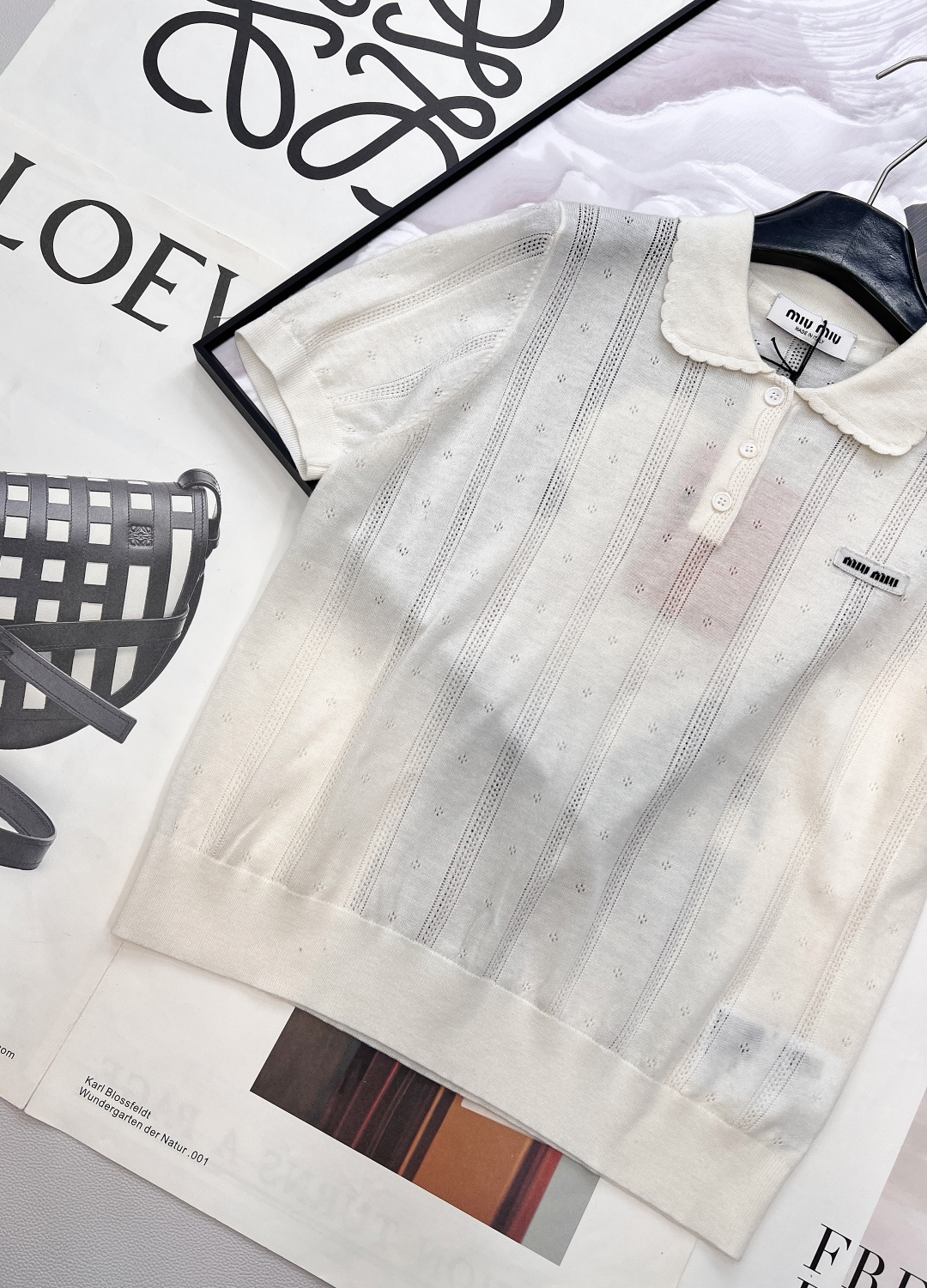 🆕 MIUMIU 字母徽标镂空娃娃翻领针织衫短袖慵懒与精致并存，以 “米白温柔色调”为基调，搭配 “镂空
