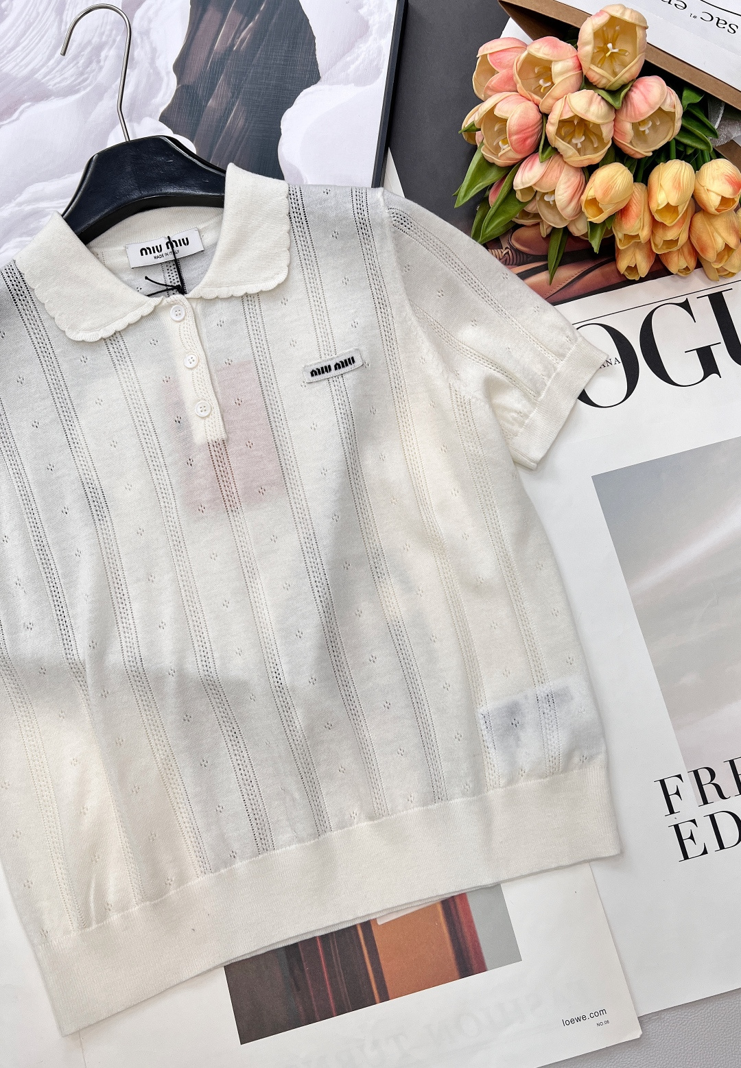 🆕 MIUMIU 字母徽标镂空娃娃翻领针织衫短袖慵懒与精致并存，以 “米白温柔色调”为基调，搭配 “镂空