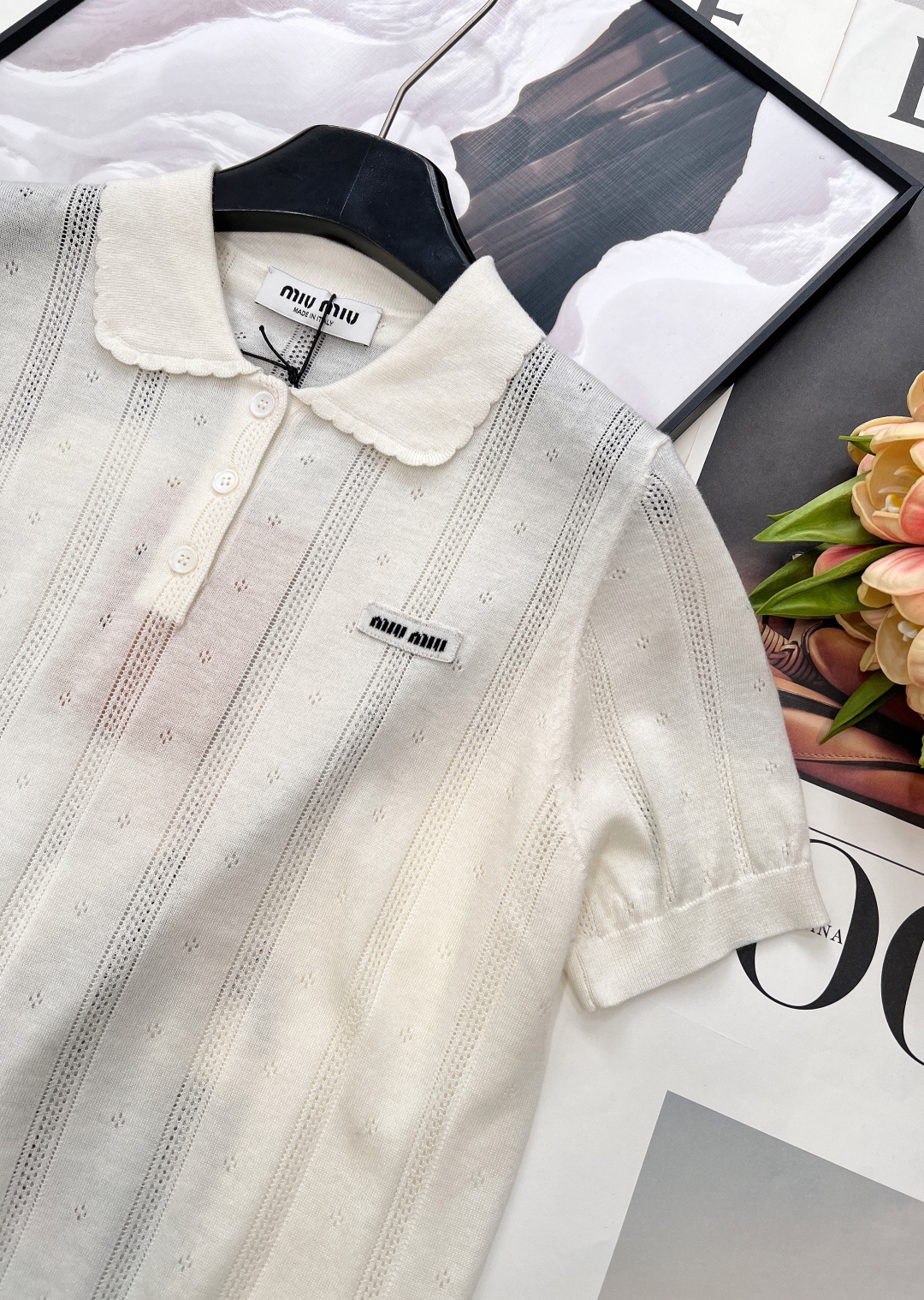 🆕 MIUMIU 字母徽标镂空娃娃翻领针织衫短袖慵懒与精致并存，以 “米白温柔色调”为基调，搭配 “镂空