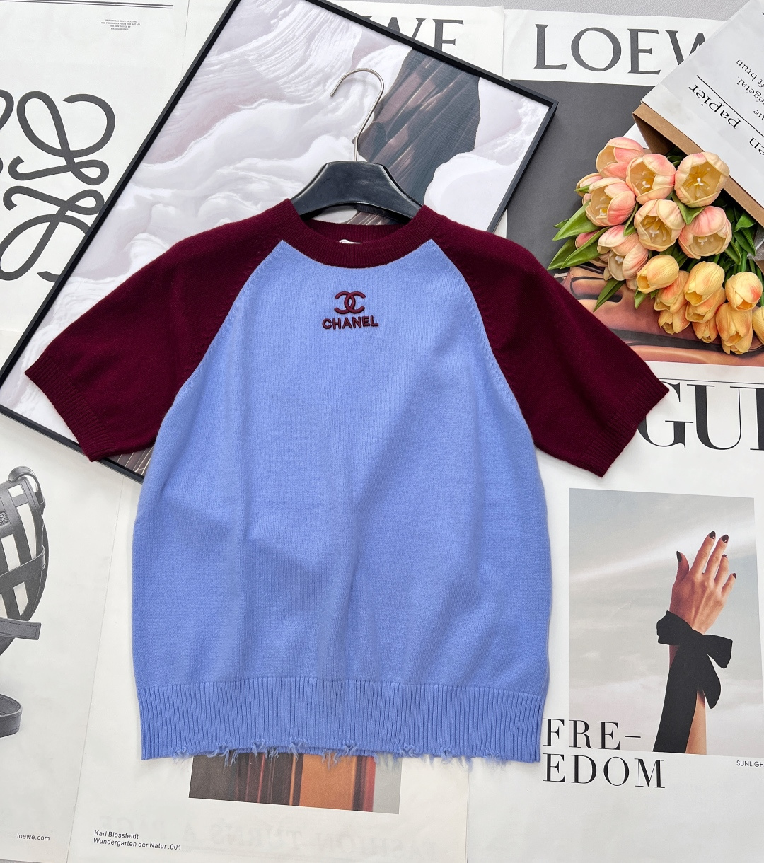 NO:739322,2026SS early spring new product contrasting color raglan knitted short sleeves. Who knows!  This Chanel has mastered the retro sports style~ The contrasting raglan navy and white color matching comes with retro filters, and the raglan sleeves super modify the head-to-shoulder ratio!  The details are all over the chest. The logo embroidery on the chest has neat lines, three-dimensional and exquisite, low-key and noble. The soul-designed raw edge processing at the hem neutralizes the softness of the knitted fabric, giving you a sweet and cool balance!  Wear it with a suit or a cardigan in early spring, or wear it alone with a skirt to easily create a relaxed and distinguished French accent. Get it now!  Three standards are complete, two colors are outstanding!  Size sml code H,,chanel,skirts,T-shirt,business suit,198609092026SS早春新品撞色插肩针织短袖 谁懂啊！这款香奈儿把复古运动风玩明白了～ 撞色插肩藏青白拼色自带复古滤镜,插肩袖超修饰头肩比！ 细节拉满胸口Logo刺绣线条利落,立体又精致,低调显贵. 灵魂设计下摆毛边处理中和了针织的软糯,甜酷平衡感拿捏！ 早春搭西装、叠开衫,或者单穿配半裙,轻松穿出松弛显贵的法式腔调,现货速冲！三标齐全,两色出！ 尺码sml 编码H,,chanel,skirts,T-shirt,business suit,,Women's clothing