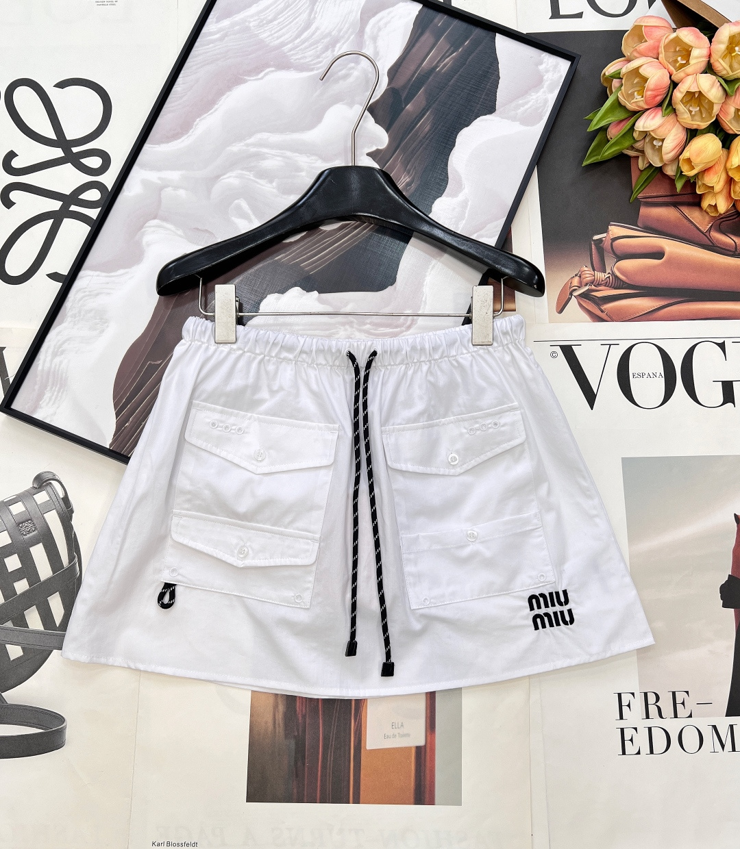 NO:739326,MIU MIU26SS new style pocket workwear mini skirt for early spring, who knows!  Miu Miu has taken the girly look of workwear to the extreme~ The fabric texture is crisp cotton poplin, stiff but not stiff, and has a high-end drape. The A-line silhouette + drawstring waistband is slim and free, and is super friendly to all body types. The details highlight the multi-pocket workwear style + side letter logo, retro and recognizable, and the pure white skirt instantly has a soul. How to wear it in early spring - sweet and cool college style velvet sweatshirt + piles of socks + loafers -  Short knitted vest + thick-soled boots with a hot girl vibe, now in stock, the early spring vibe will be sold immediately!  Pair it with the same series of work shirts, complete with three labels, and shipped in large quantities!  Size sml,,miumiu,loafers,boots,hoodie,sweatshirts,skirts,shirts,19860909MIU MIU26SS早春新款口袋工装迷你半身裙, 谁懂啊！Miu Miu把工装少女感玩到了极致～ 面料质感挺括棉质府绸,挺而不硬,自带高级垂感. 版型设计A字廓形+抽绳腰头,显瘦又自由,对各种身材超友好. 细节亮点多口袋工装风+侧边字母徽标,复古又有辨识度,纯白裙身瞬间有了灵魂. 早春搭法 - 甜酷学院风丝绒卫衣+堆堆袜+乐福鞋 - 辣妹氛围感短款针织背心+厚底靴 现货速冲,早春氛围感直接拉满！搭配同系列工装衬衫,三标齐全,大货出！ 尺码sml 编,,miumiu,loafers,boots,hoodie,sweatshirts,skirts,shirts,,Women's clothing