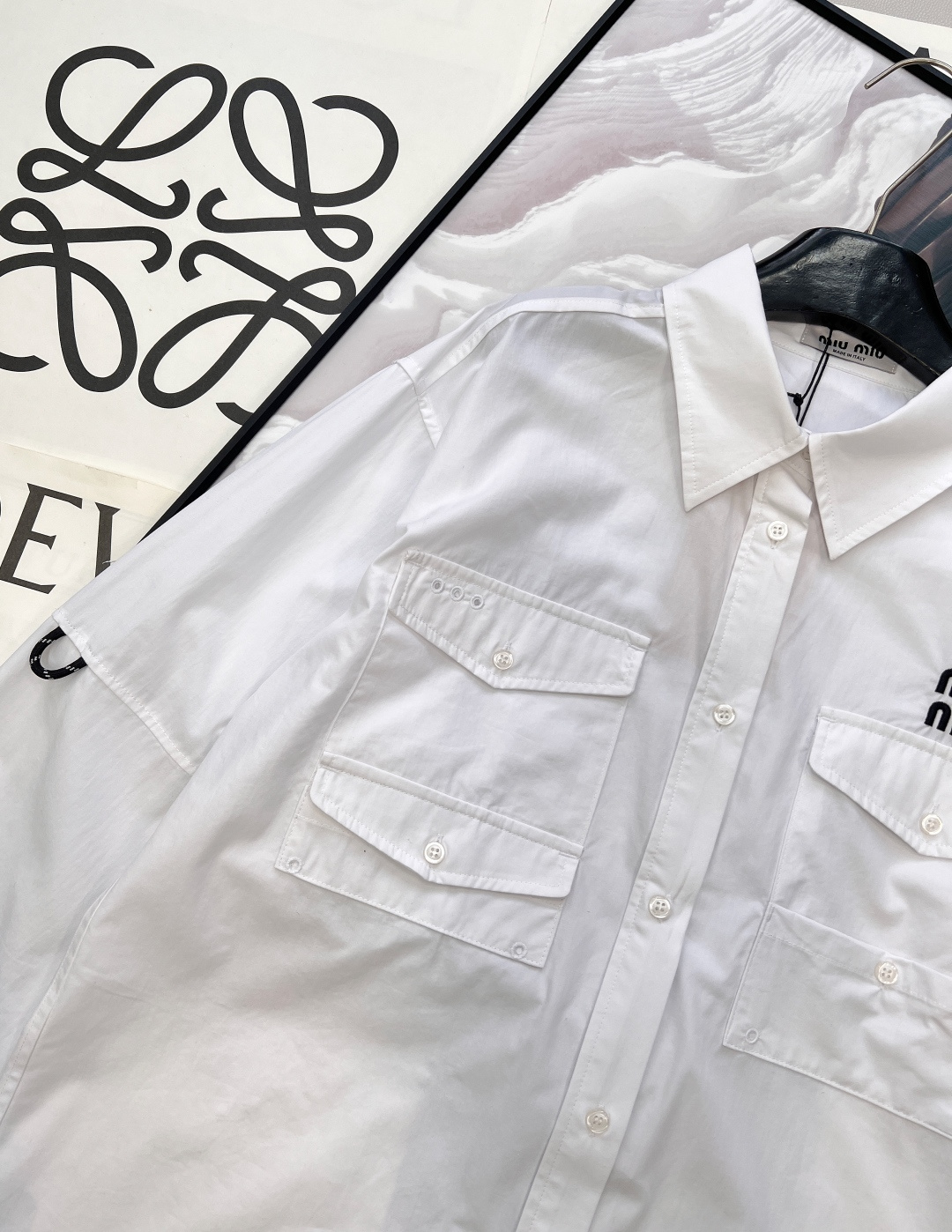 🆕2026SS早春新款Miu Miu口袋工装白衬衫，谁懂啊！Miu Miu把工装少女感玩到了极致～▪️面