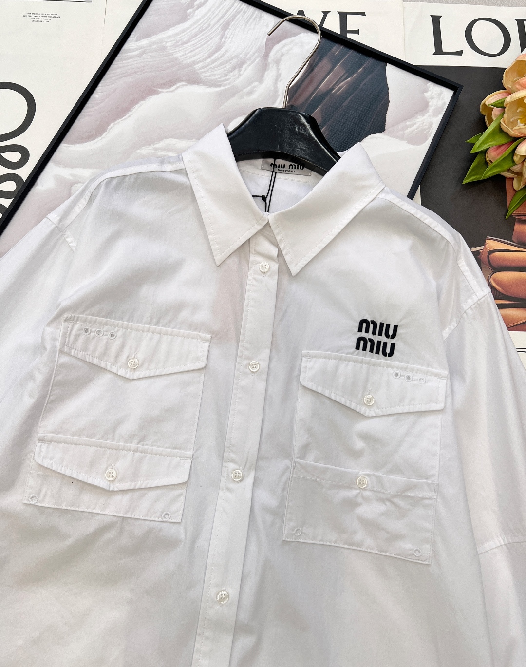 🆕2026SS早春新款Miu Miu口袋工装白衬衫，谁懂啊！Miu Miu把工装少女感玩到了极致～▪️面