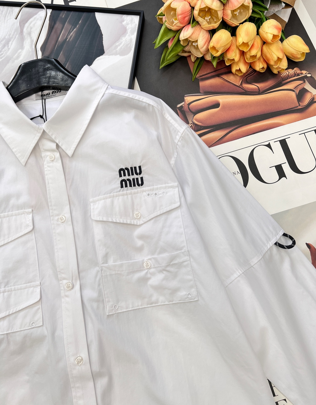 🆕2026SS早春新款Miu Miu口袋工装白衬衫，谁懂啊！Miu Miu把工装少女感玩到了极致～▪️面