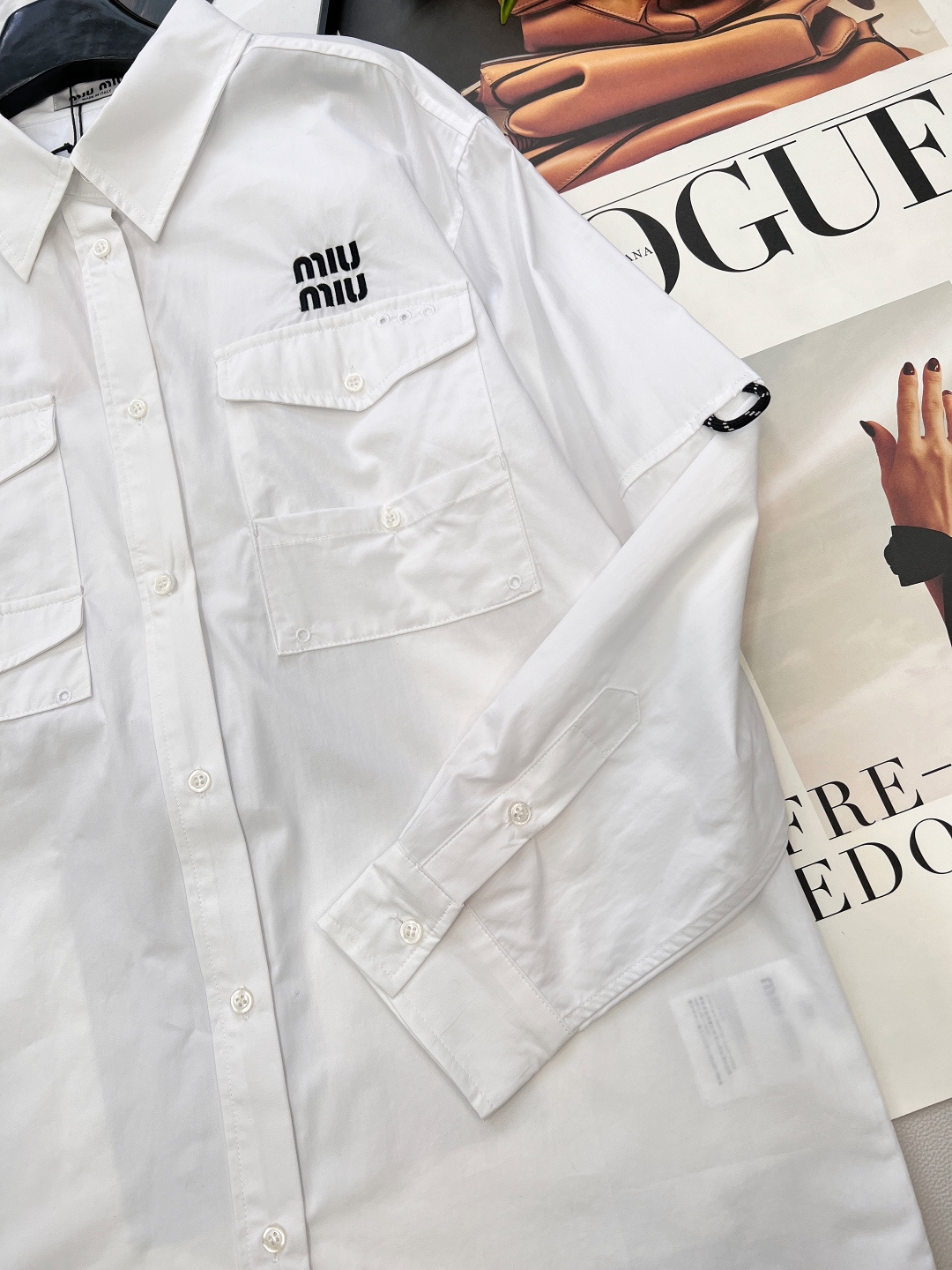 🆕2026SS早春新款Miu Miu口袋工装白衬衫，谁懂啊！Miu Miu把工装少女感玩到了极致～▪️面