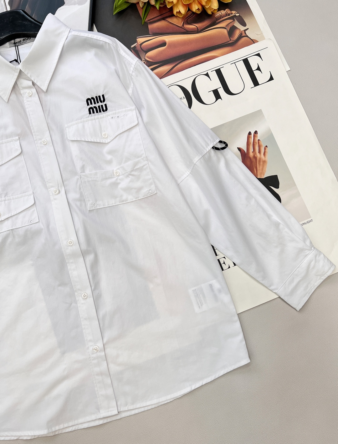 🆕2026SS早春新款Miu Miu口袋工装白衬衫，谁懂啊！Miu Miu把工装少女感玩到了极致～▪️面