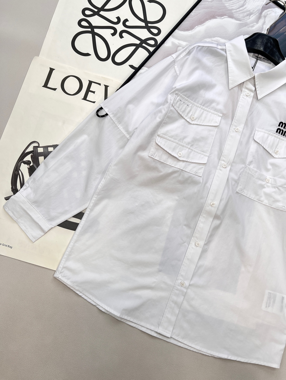 🆕2026SS早春新款Miu Miu口袋工装白衬衫，谁懂啊！Miu Miu把工装少女感玩到了极致～▪️面