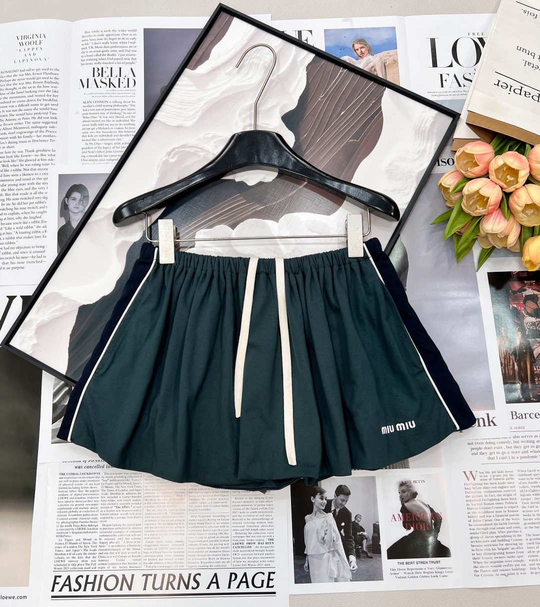 NO:739336,Miu Miu  2026 early spring limited dark green college-style contrast suit. High-count combed cotton fabric is selected, soft and breathable to the touch, with just the right amount of stiffness. The classic Polo collar is paired with navy blue contrast stitching, white piping outlines neat lines, and the micro-label embroidery on the chest hides luxurious details; the high-waisted pleated skirt is made of  Using three-dimensional pleating technology, it has a smart drape feeling, and the contrasting drawstrings echo the top to create a visual balance. The main tone of dark green is retro and white, which perfectly blends the girl's charm and the elegance of the college. It is the best choice for high-end commuting and holiday outings. The retro dark green is huge and white, and the yellow-skinned sisters close their eyes and rush!  Suitable for going to school, dating, and shopping, you can create a sweet and cool girly look with just one click~ Comes with all three standards and comes in large quantities!  Sizesml,,miumiu,skirts,19860909Miu Miu 2026早春限定墨绿学院风撞色套装.甄选高支精梳棉面料,触感软糯透气,挺括度恰到好处.经典Polo领搭配藏青撞色拼接,白色滚边勾勒利落线条,胸前微标刺绣暗藏奢雅细节；高腰百褶半裙采用立体压褶工艺,自带灵动垂坠感,撞色抽绳与上衣呼应,打造视觉平衡.墨绿主调复古显白,将少女的娇俏与学院的优雅完美融合,是高阶通勤与假日出街的不二之选,复古墨绿巨显白,黄皮姐妹闭眼冲！上学、约会、逛街穿都合适,甜酷少女感一键拿捏～ 三标齐全,大货出！ 尺码sml,,miumiu,skirts,,Women's clothing