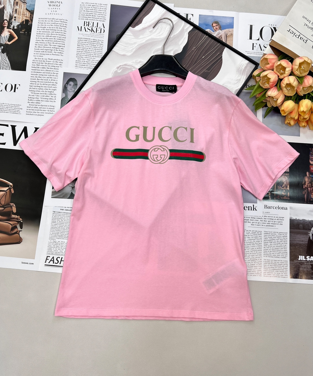 NO:739321,GUCCI timeless classic letter belt printed short-sleeved T-shirt!  It goes without saying that this classic can be worn by both men and women. Almost everyone has one, and it can be worn as a T-shirt underneath any jacket!  It is made of 300g double-ply combed cotton fabric. The upper body should be loose and loose to look good. It is the same style for men and women ~ very slim and handsome!  An eternal classic, this T-shirt is the most practical to wear!  Completely close your eyes and enter... Tee is both comfortable and minimalist and fresh!  One piece goes with everything, a simple and versatile item, the upper body effect is fashionable and Western-style, versatile and easy to match!  The fabric is soft and delicate, comfortable to wear!  All three standards are complete, and the goods will be shipped in large quantities!  Size sml code G,,gucci,jackets & coats,T-shirt,tees,t-shirt,19860909GUCCI 永恒经典字母腰带印花短袖T恤！ 男女都可穿这款经典的火爆程度不需要多说 几乎人手一件,可以作为任何外套的内搭T恤打底穿！ 采用300g双股精梳棉面料 上身就是要宽宽松松的才好看 男女同款～非常显瘦帅气！永远的经典这种T恤最实穿了！完全闭眼入.. Tee 是件既舒服又极简清新！一件搭所有,简约百搭单品,上身效果时髦洋气 百搭不挑人！面料柔软细腻 穿上敲舒服！三标齐全,大货出！ 尺码sml 编码G,,gucci,jackets & coats,T-shirt,tees，t-shirt,,Women's clothing