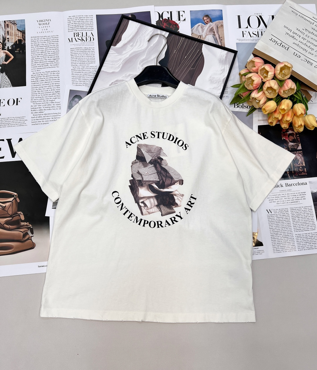 NO:739825,Acne Studios Contemporary Art T-shirt, this is an art-themed short-sleeved T-shirt from Swedish designer brand Acne Studios, which belongs to the brand's iconic design series that combines fashion and contemporary art. Core design highlights - The art print has a stacked fabric pattern printed on the front, with wraparound text 'ACNE STUDIOS' and 'CONTEMPORARY ART', echoing the brand's concept of the integration of art and design. - The distressed craftsmanship is made of light apricot (cream white) pure cotton fabric, and the cuffs and hem are raw-edged, creating a casual, retro sense of relaxation. - The style features a loose shoulder cut, the same style for men and women, suitable for a variety of styles. Acne Studios is known for its minimalism and artistic crossover, and often collaborates with artists to launch printed items, turning clothing into 'wearable art.' This T-shirt continues this style, integrating contemporary art elements into daily wear. - Wear alone with straight jeans or cargo shorts to create a sense of street art. - Layer it under an oversize suit or knitted cardigan to enhance the sense of hierarchy and luxury. - Layer it as a basic style, suitable for the transitional season from spring to autumn. Complete with three standards, large quantities! Size sml code,acne studios,dior,versace,shorts,jeans,T-shirt,tees,t-shirt,business suit,19860909Acne Studios Contemporary Art T恤 , 这是一件来自瑞典设计师品牌 Acne Studios 的艺术主题短袖T恤,属于品牌将时尚与当代艺术结合的标志性设计系列. 核心设计亮点 - 艺术印花正面印有堆叠的织物图案,搭配环绕式文字“ACNE STUDIOS”和“CONTEMPORARY ART”,呼应品牌对艺术与设计融合的理念. - 做旧工艺采用浅杏色（奶油白）纯棉面料,袖口和下摆做了毛边处理,营造出随性、复古的松弛感. - 版型特点宽松落肩剪裁,男女同款,适配多种穿搭风格. Acne Studios 以极简主义和艺术跨界著称,常与艺术家合作推出印花单品,将服装打造成“可穿戴的艺术品”.这件T恤延续了这一风格,把当代艺术元素融入日常穿搭. - 单穿搭配直筒牛仔裤或工装短裤,打造街头艺术感. - 内搭在oversize西装或针织开衫下,提升层次感与高级感. - 作为基础款叠穿,适配春秋过渡季造型.三标齐全,大货出！ 尺码sml 编码,,acne studios,dior,versace,shorts,jeans,T-shirt,tees，t-shirt,business suit,,Women's clothing