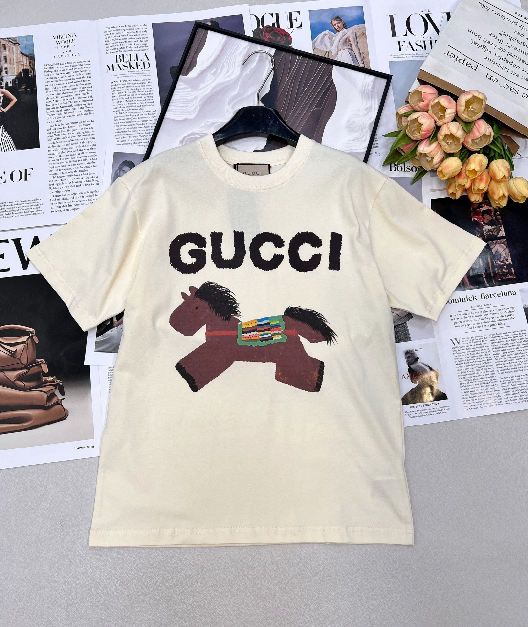 NO:739821,GUCCI cartoon pony printed short-sleeved T-shirt is made of custom-made knitted cotton fabric. The fabric has a delicate feel, thick and textured pure cotton. It is exquisite, full and textured. It is super stylish whether worn inside or worn alone. It is cute without losing personality. It is super stylish when paired with it!  This T-shirt is simply cute!  Not only suitable for daily wear, but also easy to create a trendy look!  I am irresistible to the cartoon graffiti with bright colors and high saturation, which directly touch the soul. Paired with a pair of jeans or a pleated skirt, it is a perfect combination of sweetness and fashion!  Oversize version, same style for men and women, complete with three labels, large quantity shipped!  Size sml,,gucci,versace,skirts,jeans,T-shirt,tees,t-shirt,19860909GUCCI 卡通小马印花短袖T恤 选用客供定制针织纯棉面打造,面料手感细腻,厚实有质感的纯棉布,精致饱满有质感,无论内搭还是单穿都超级有型 可爱又不失个性 搭配起来超有范儿！这件T恤简直就是主打一个可爱！ 不仅适合日常穿搭 还能轻松打造出潮流look！对色彩鲜艳饱和度高的卡通涂鸦毫无抵抗力,直击灵魂 配上一条牛仔裤或者百褶裙 简直就是甜美又时髦的完美组合！oversize版型 男女同款,三标齐全,大货出！ 尺码sml 编,,gucci,versace,skirts,jeans,T-shirt,tees，t-shirt,,Women's clothing