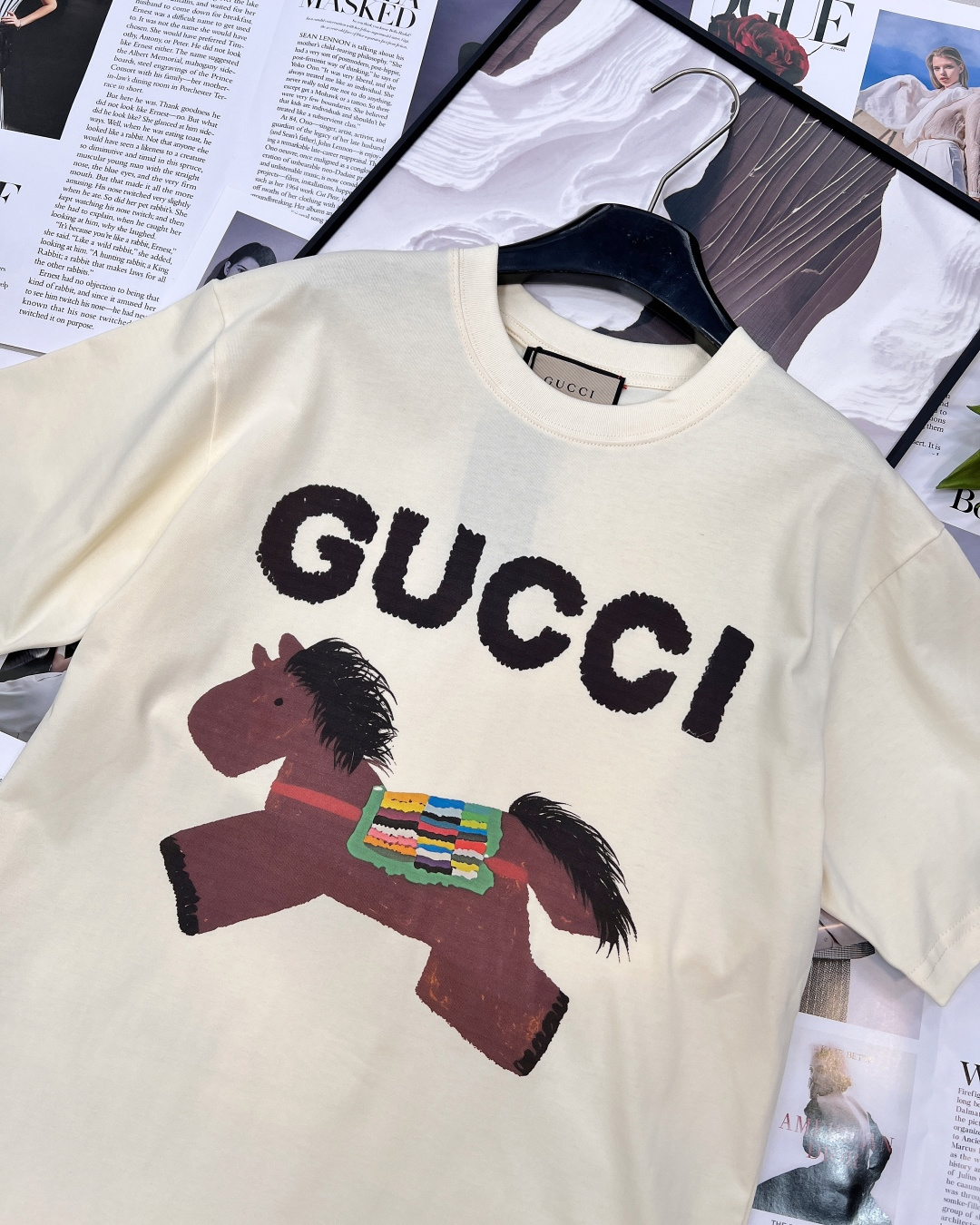 🆕 GUCCI 卡通小马印花短袖T恤选用客供定制针织100%纯棉面打造,面料手感细腻，厚实有质感的纯棉布