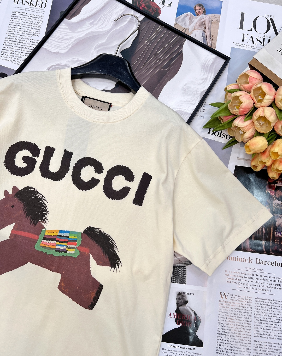 🆕 GUCCI 卡通小马印花短袖T恤选用客供定制针织100%纯棉面打造,面料手感细腻，厚实有质感的纯棉布