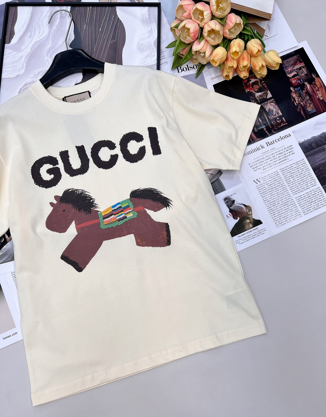 🆕 GUCCI 卡通小马印花短袖T恤选用客供定制针织100%纯棉面打造,面料手感细腻，厚实有质感的纯棉布